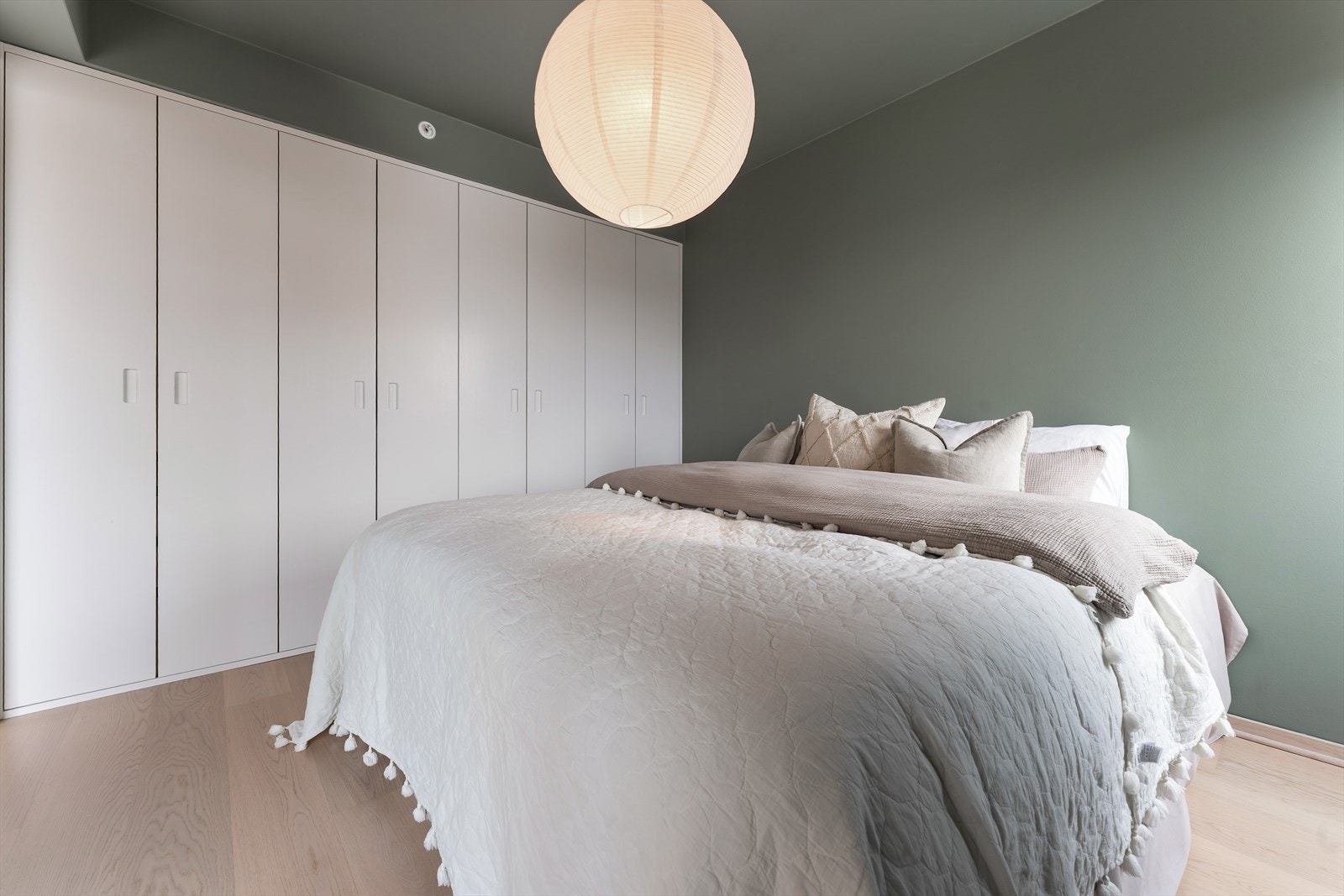 Hovedsoverommet har plassbygde garderobeskap langs hele veggen. Galleribilde