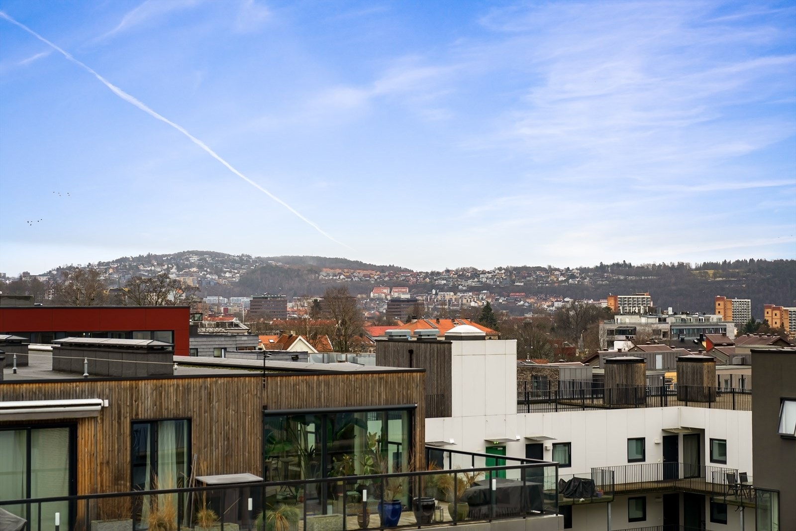 Boligen ligger høyt og fritt, og byr på en flott utsikt over byens tak og det hyggelige nabolaget. Galleribilde