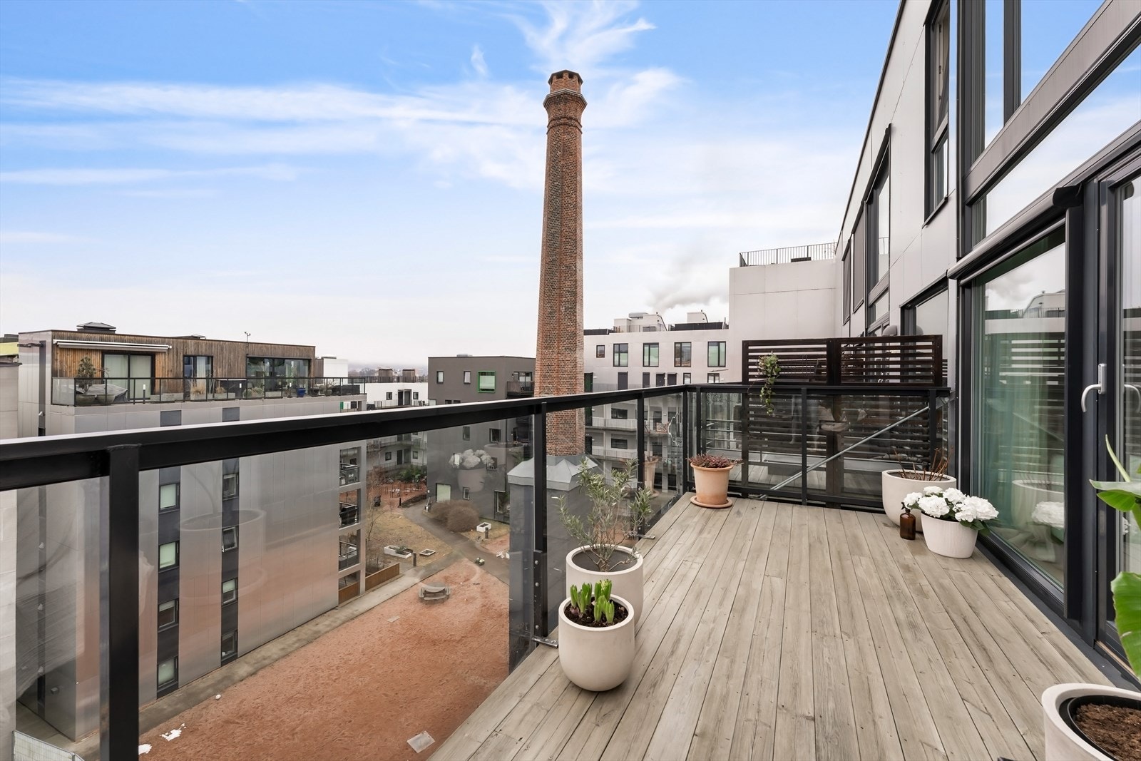 Boligen er en del av Chocoladefabrikken, hvor moderne arkitektur møter historiske fabrikklokaler i en spennende og særpreget forening. De gamle lokalene er pusset opp og bygget på, noe som har gitt noen av byens mest karakterfulle og unike boliger. Galleribilde