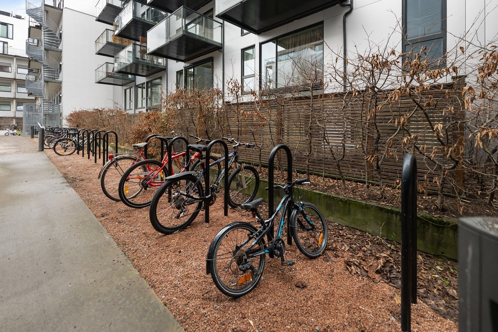 Praktisk sykkelparkering både i bakgården og i låsbar sykkelbod i garasjen. Galleribilde