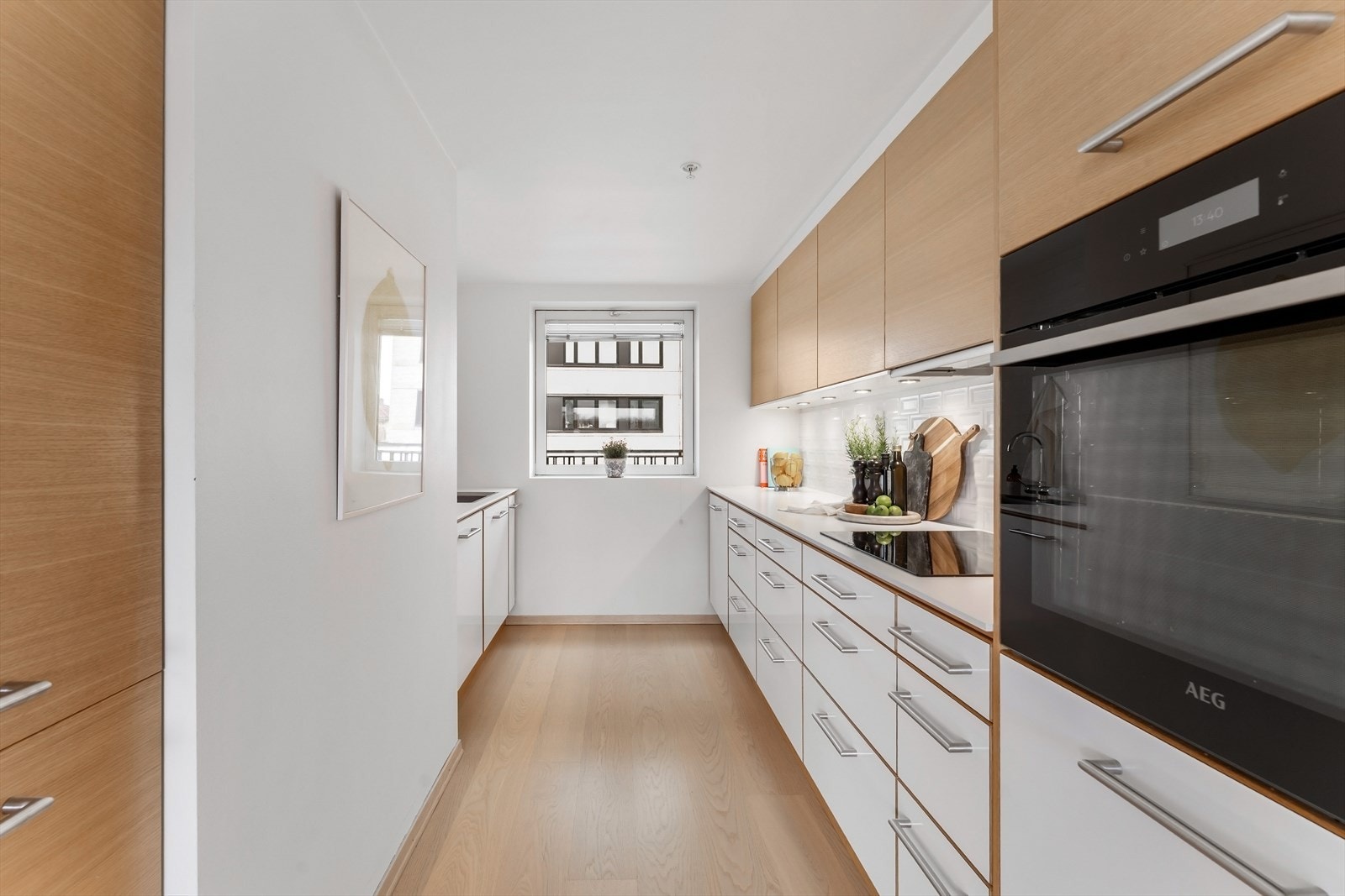 Kjøkkenet fremstår som praktisk og stilrent, med kjøkkeninnredning fra Drømmekjøkkenet og glatte fronter som gir et tidløst uttrykk. Galleribilde