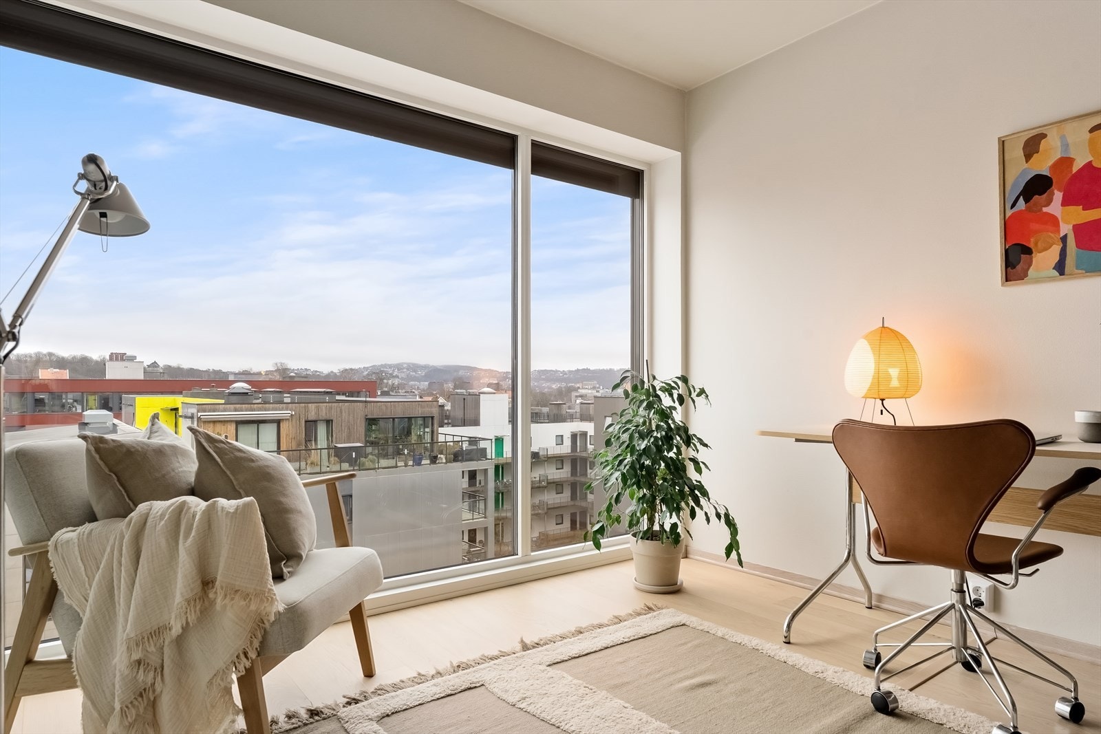 Stue II med store vindusflater, rikelig dagslys og fleksibel bruksmulighet. Det er montert store elektriske persienner som dekker alle vinduene på forsiden av leiligheten. Disse skjermer effektivt mot sollys og gir samtidig godt med privatliv. Galleribilde