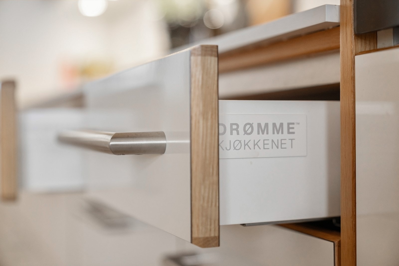 Stilrent kjøkken fra Drømmekjøkkenet med moderne innredning og god plass til oppbevaring. Galleribilde