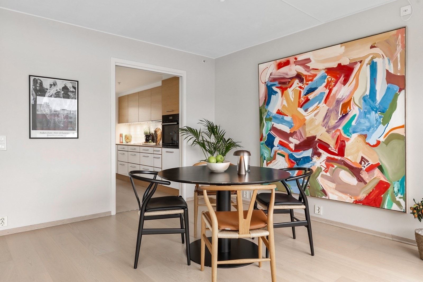 Med skyvedør mellom kjøkken og stue kan man enkelt åpne opp og skape en sosial løsning, samtidig som kjøkkenet kan lukkes av ved behov. Galleribilde