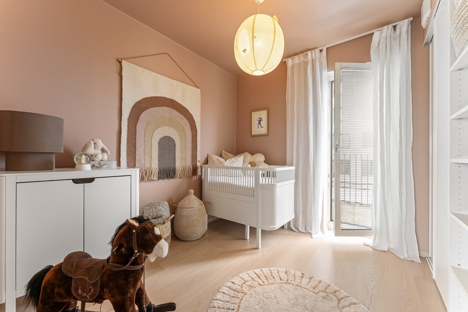 Boligens andre soverom er også av god størrelse og egner seg godt som gjesterom/barnerom/hjemmekontor. Galleribilde