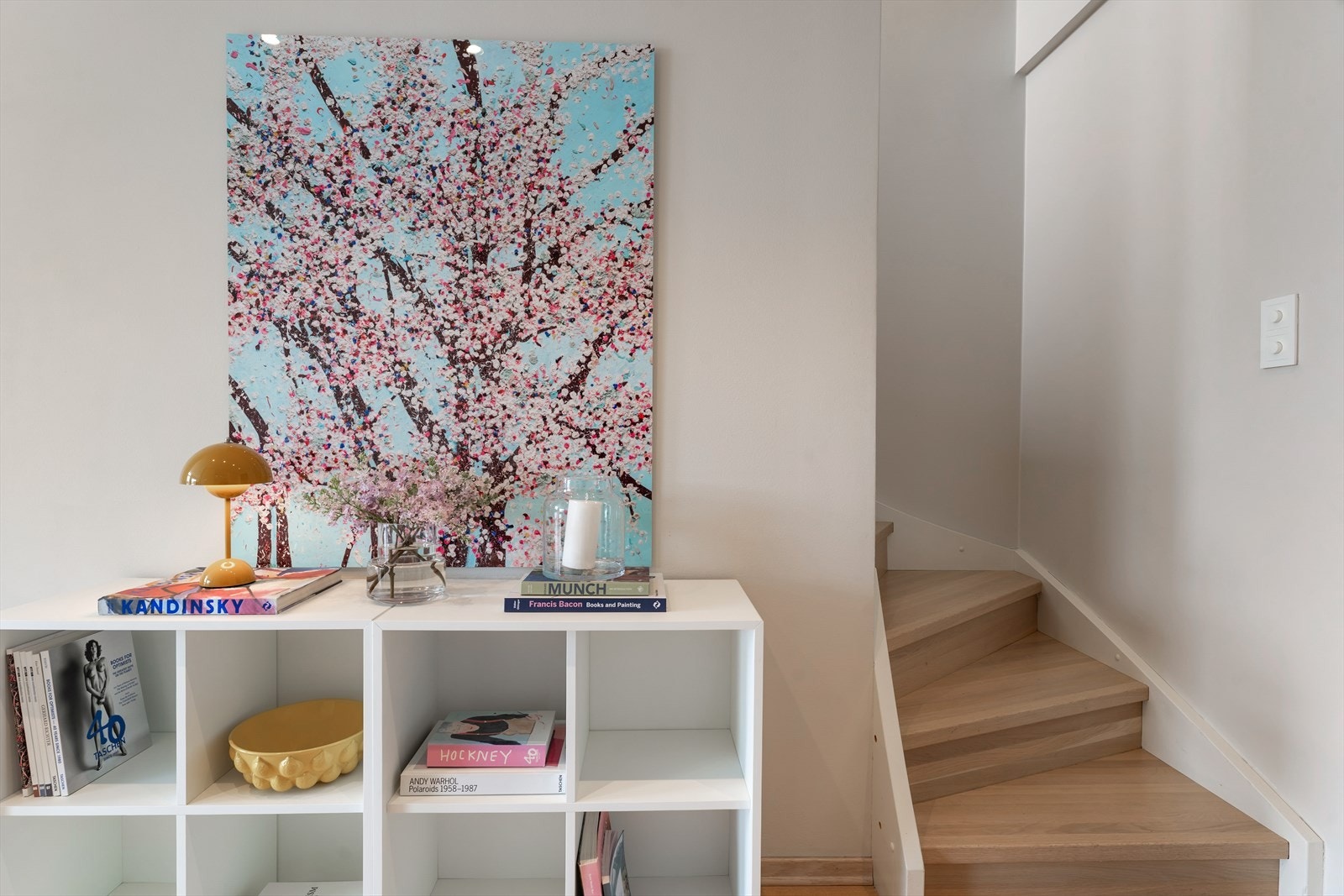 Entréen har en praktisk innvendig bod, plassbygde garderobeskap for yttertøy og sko, samt en praktisk sittebenk. Galleribilde