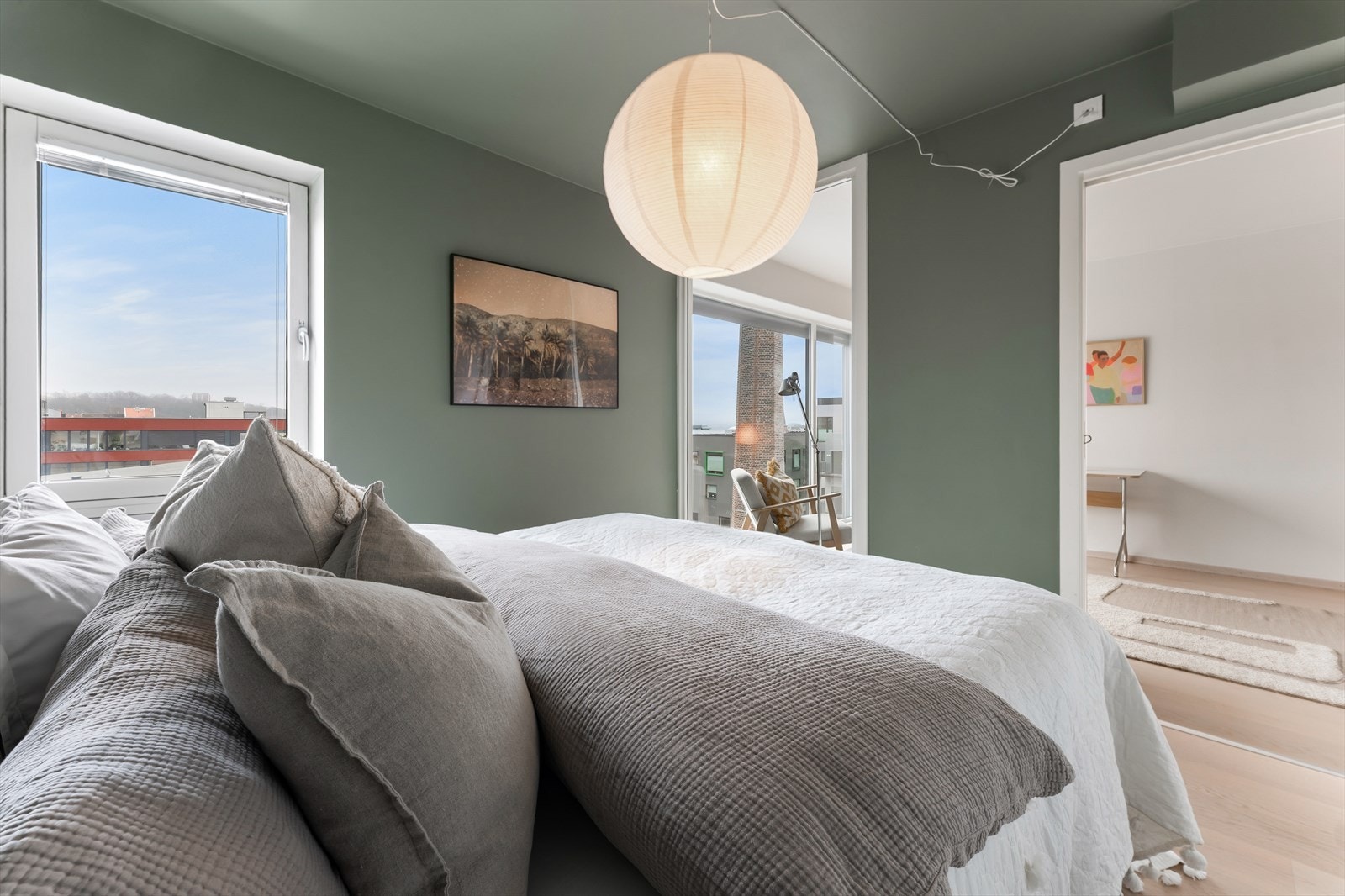 Rommet er malt i moderne, lune fargetoner og har store vindusflater som slipper inn rikelig med naturlig lys og gir flott utsikt. Galleribilde