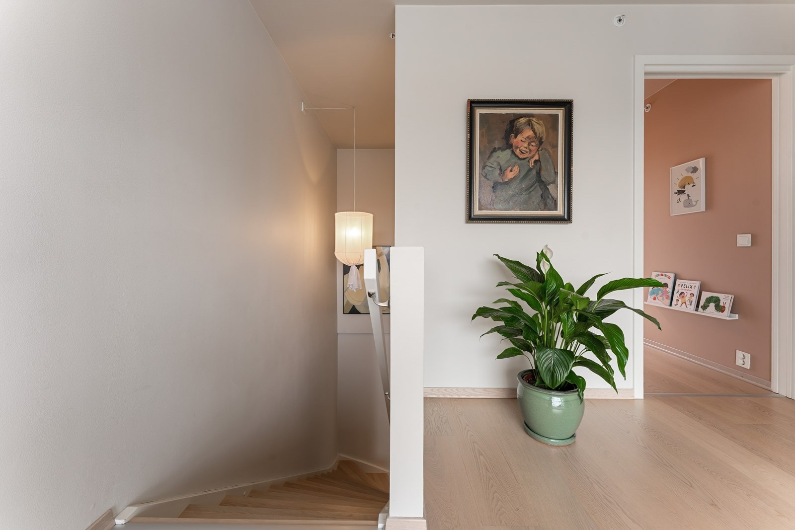 I 7. etasje ligger leilighetens mer private del, med to gode soverom som egner seg godt som hovedsoverom, barnerom eller gjesterom. Her finner du også baderommet, praktisk plassert i tilknytning til soverommene. Galleribilde