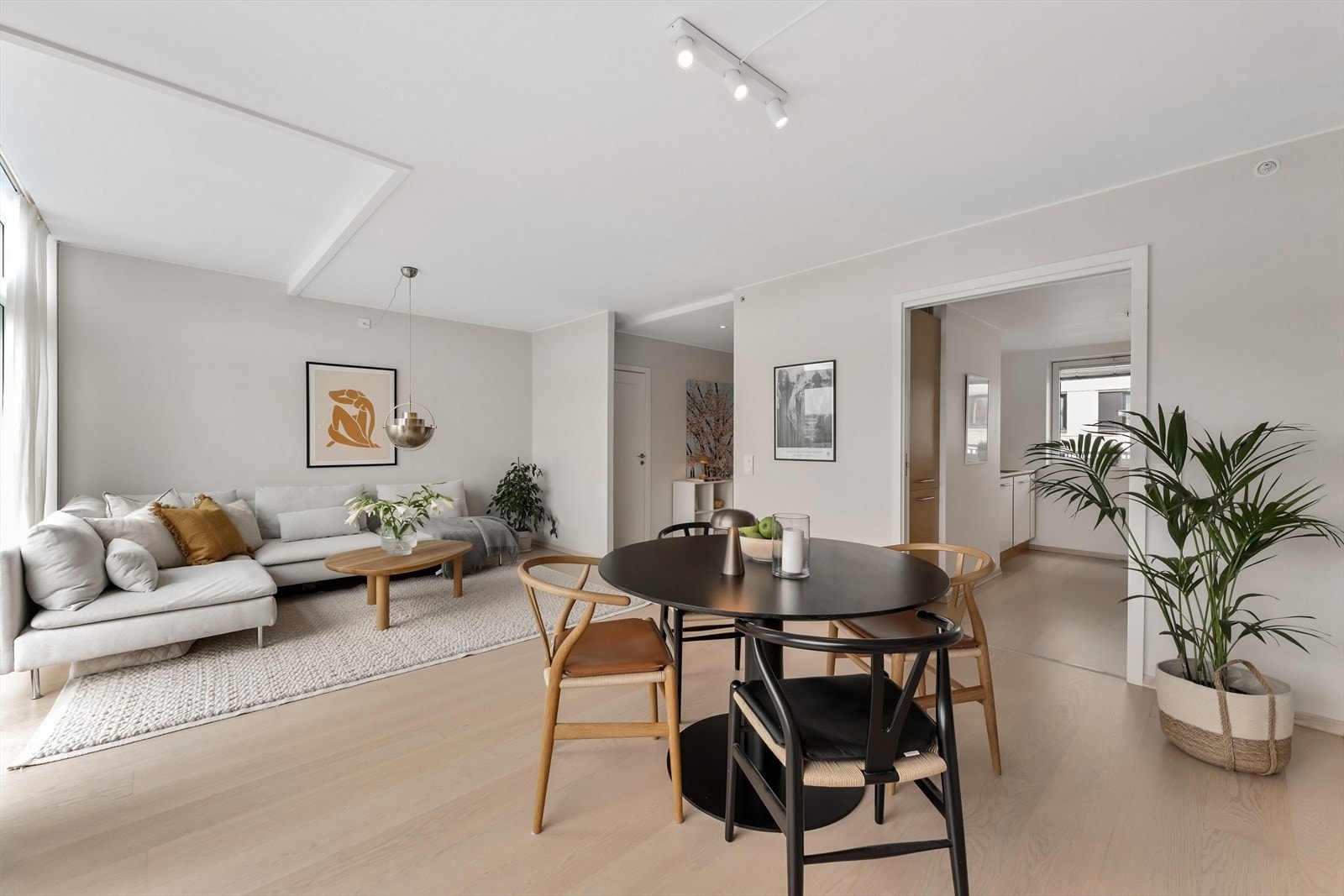 Stuen fremstår som lys og innbydende, med enstavs parkett på gulv som gir et moderne og helhetlig uttrykk. Galleribilde