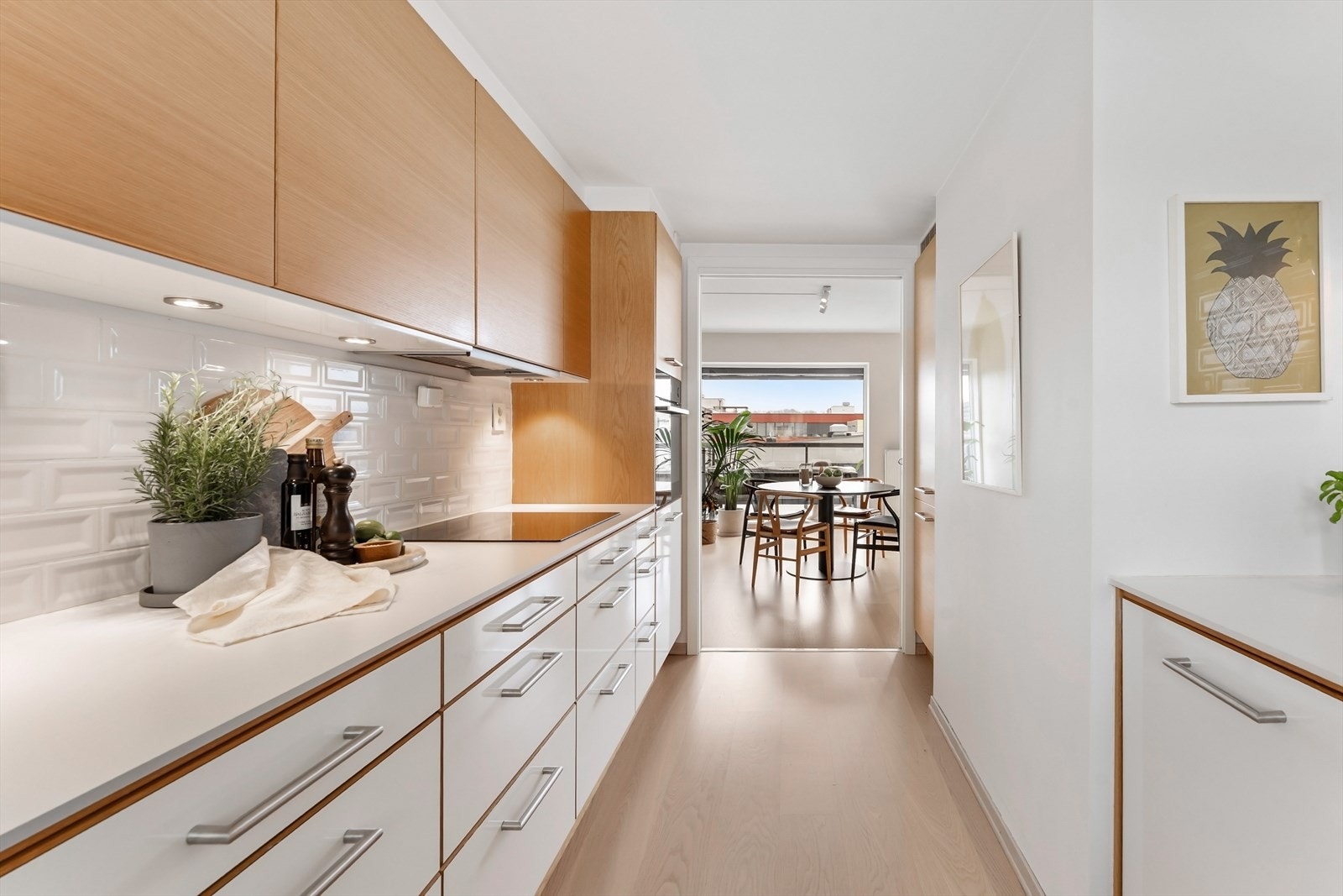 Ventilator med avtrekk til ventilasjonskanal sørger for et godt inneklima, og montert komfyrvakt bidrar til ekstra trygghet i hverdagen. Galleribilde