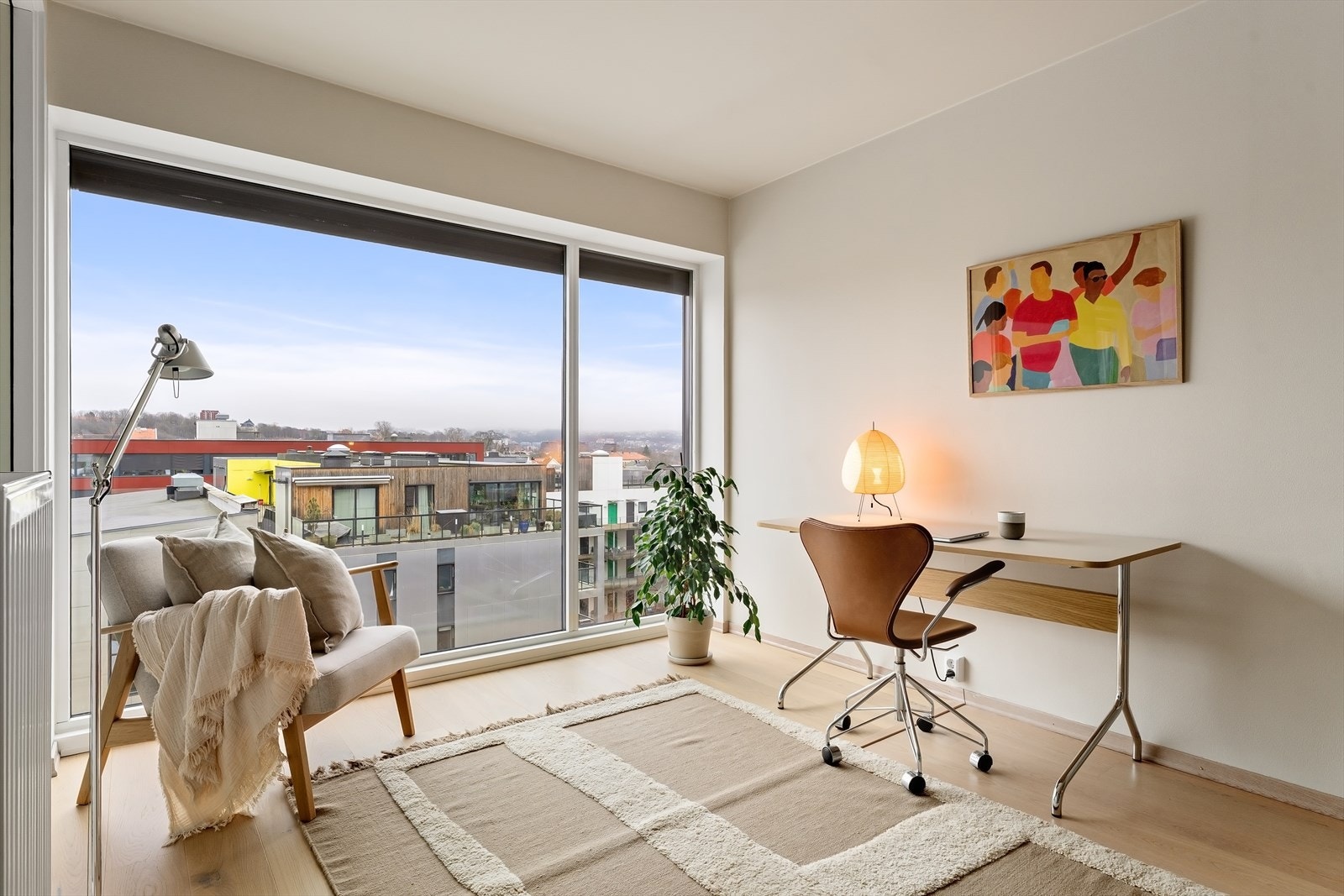 Leiligheten ligger høyt og fritt i gårdens 6. og 7. etasje med heisadkomst fra bakkeplan, og kombinerer townhouse-følelse med moderne planløsning og fleksible oppholdsrom over to etasjer. Galleribilde