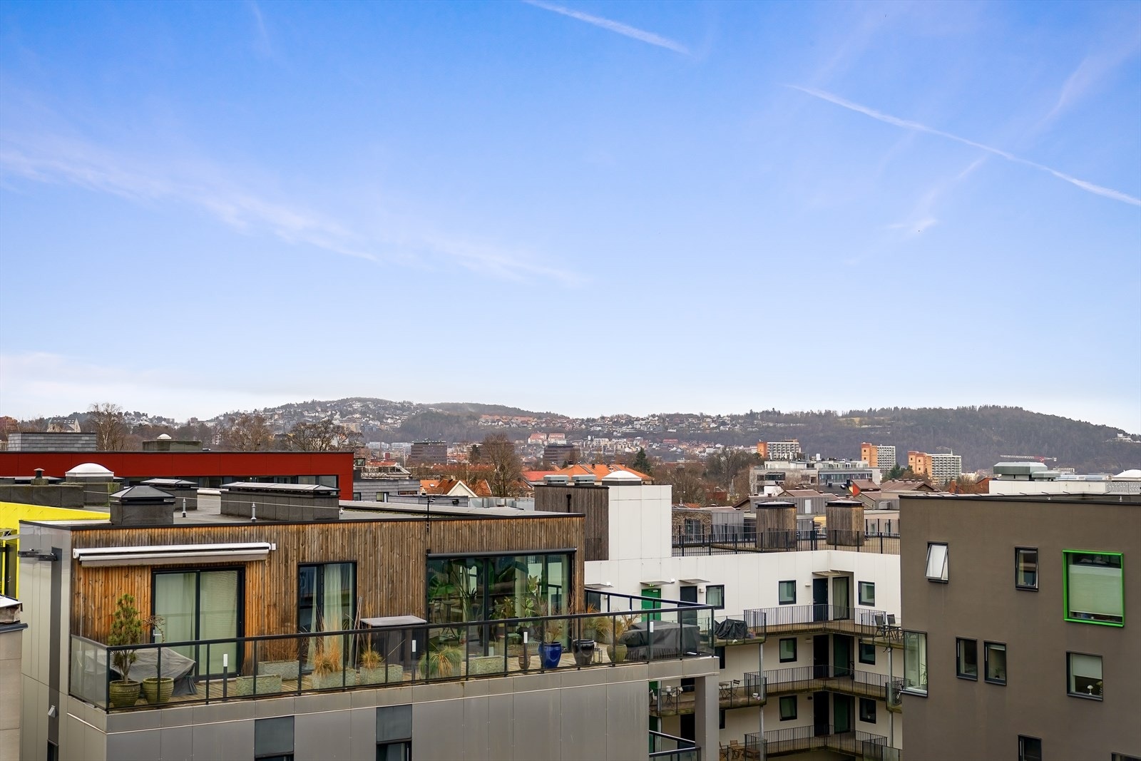Flott utsikt mot nærområdet og byens skyline. Galleribilde