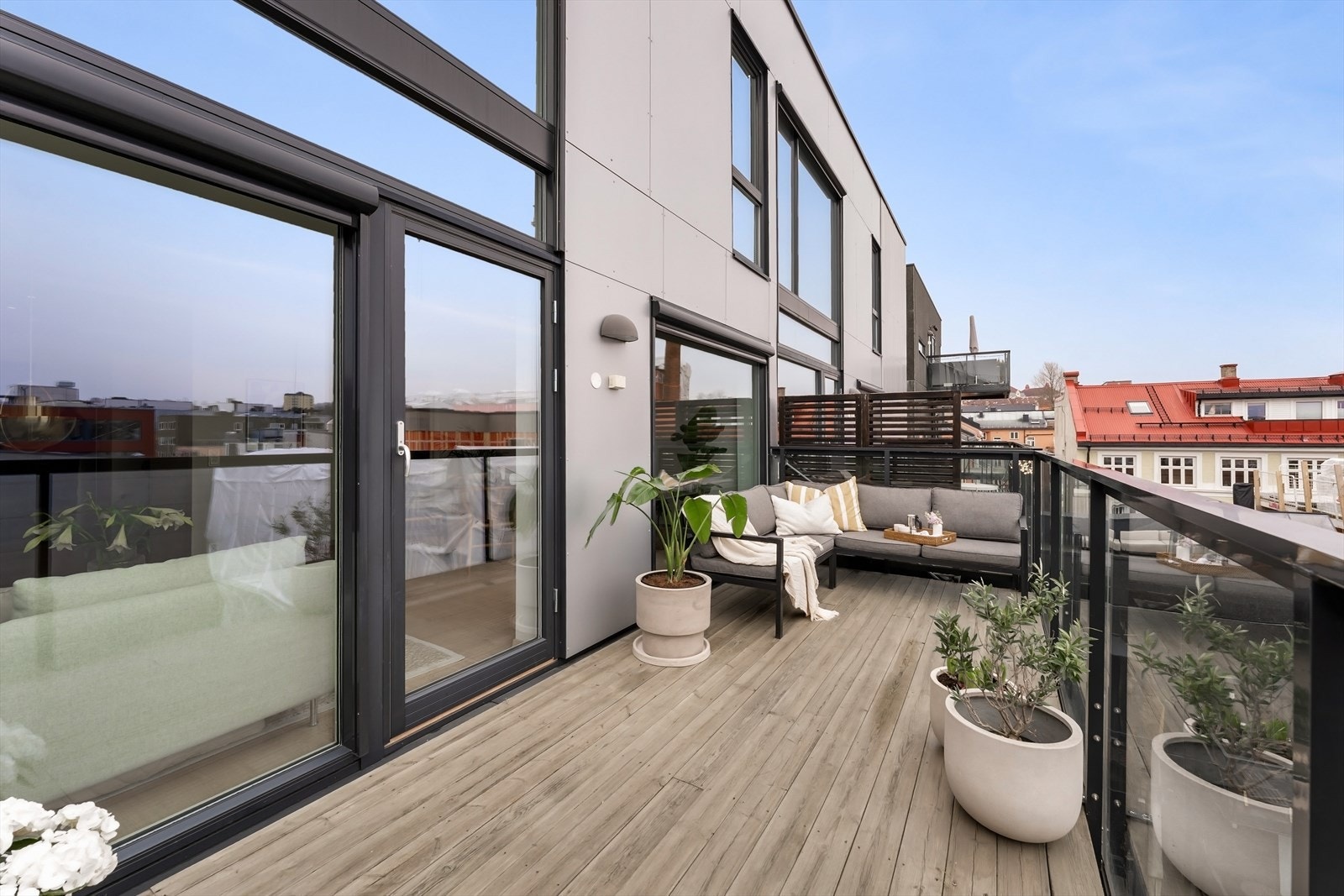 Leiligheten har en solrik balkong på 13 m² med flott utsikt, perfekt for avslapning, hyggelige måltider eller sosialt samvær utendørs. Galleribilde