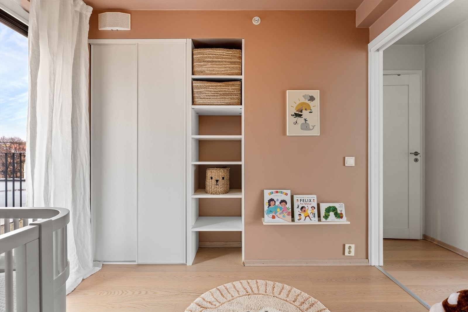 Her er det etablert et plassbygget garderobeskap med glatte fronter, som utnytter plassen på en svært god måte. Galleribilde