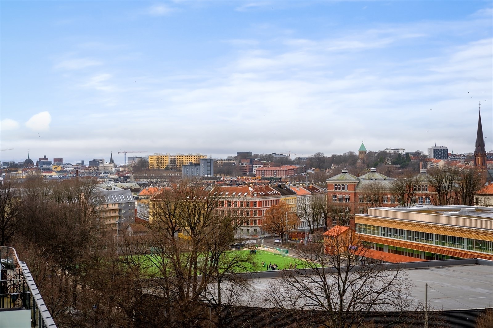 Den flotte utsikten over byens tak kan nytes fra begge etasjene. Galleribilde