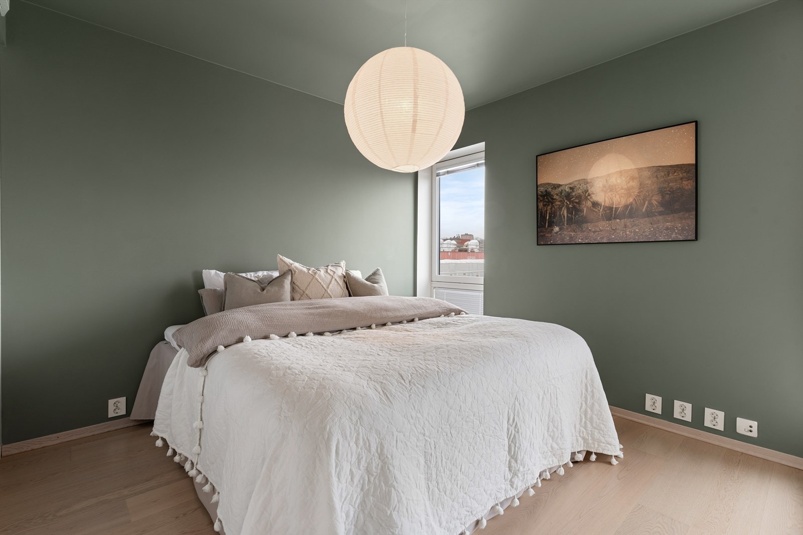 Hovedsoverommet er av god størrelse med god plass til dobbeltseng, nattbord og tilhørende soveromsmøblement. Galleribilde