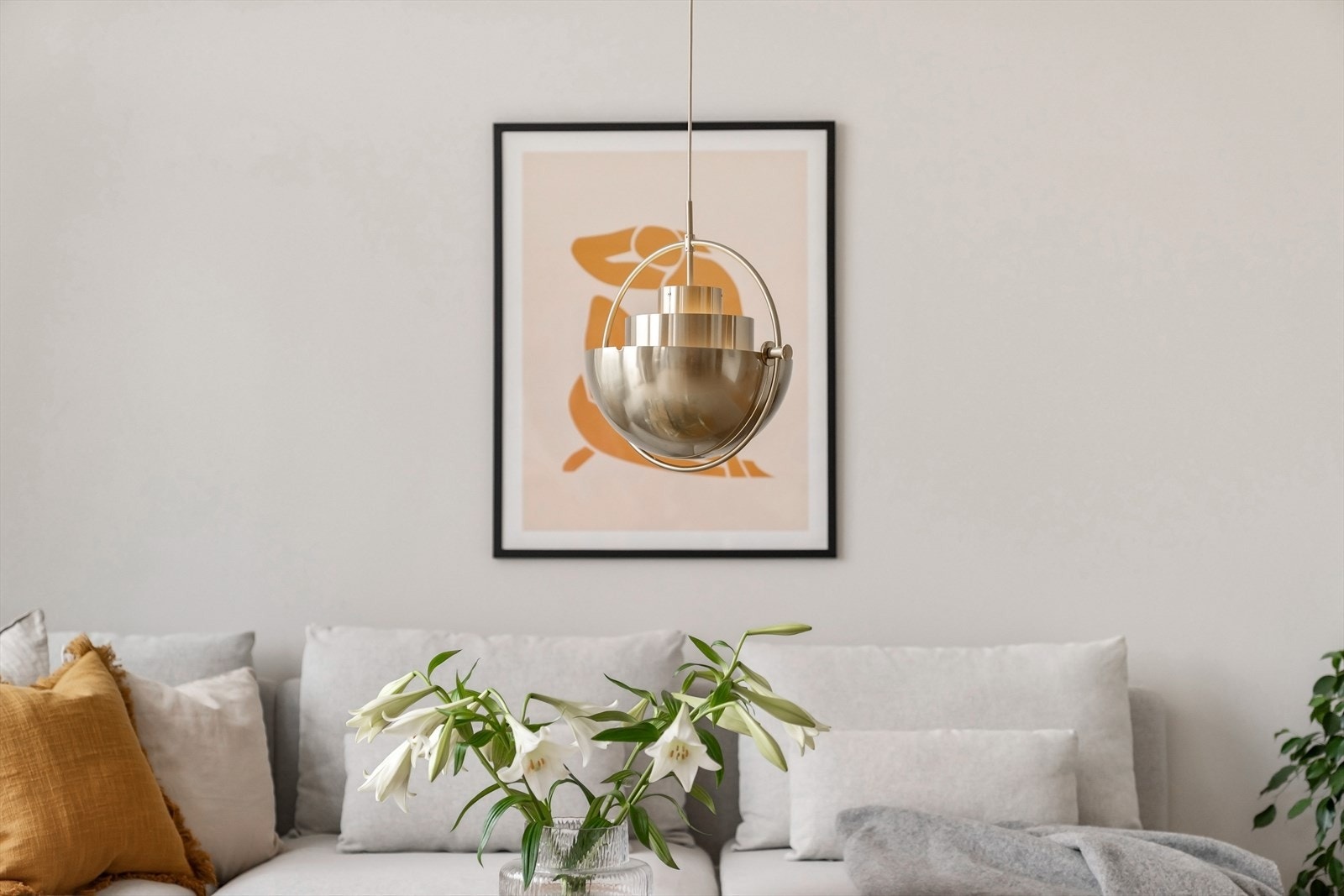 Rommet oppleves lyst og luftig, med gode møbleringsmuligheter og plass til både sofagruppe og spisebord. Galleribilde