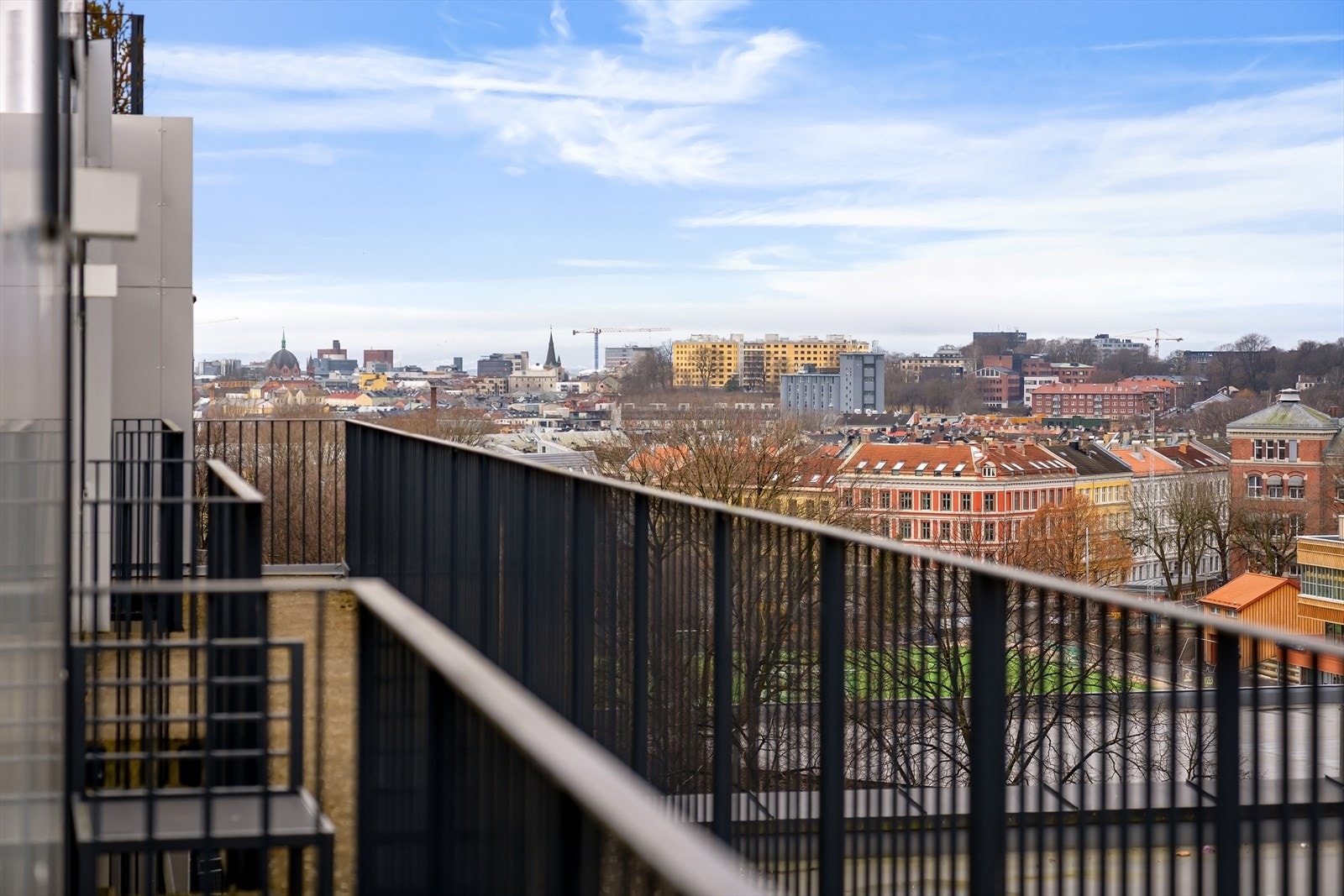Utsikt over Oslo by gir et luftig og urbant preg. Galleribilde