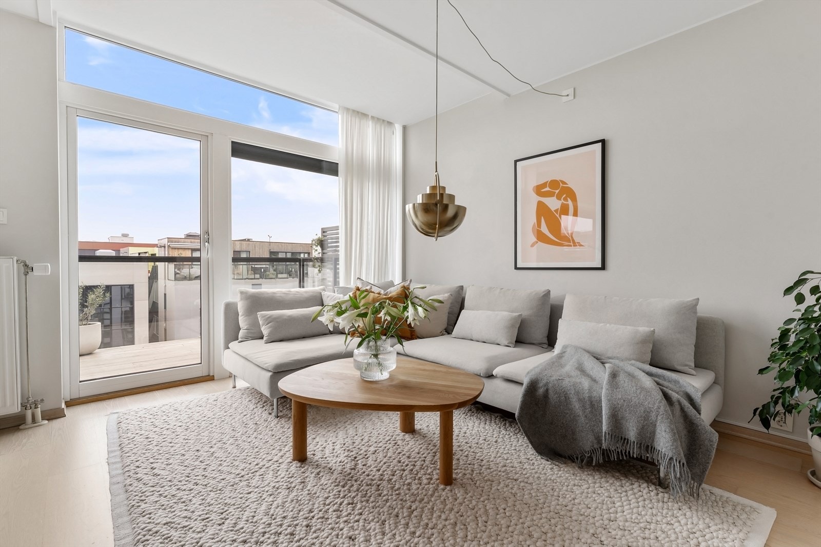 Store vindusflater slipper inn rikelig med naturlig lys og skaper en lys og luftig romfølelse, samtidig som de gir flott utsikt mot fellesarealer og byens tak. Galleribilde