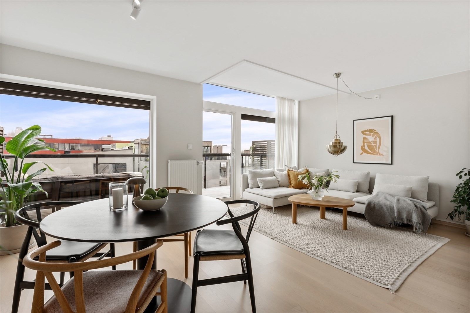 Boligen ligger høyt og fritt, og byr på en flott utsikt over byens tak og det hyggelige nabolaget. Galleribilde