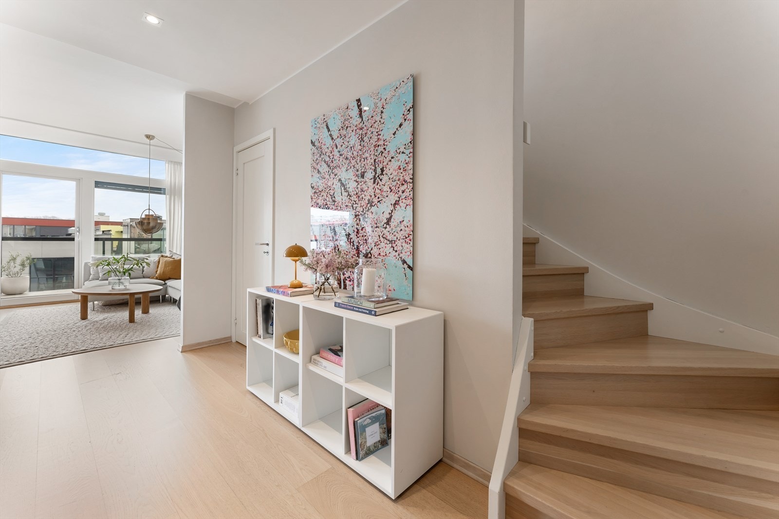 Gjennomgående og elegant leilighet med gjennomtenkt planløsning som gir optimale lysforhold og god romflyt. Galleribilde