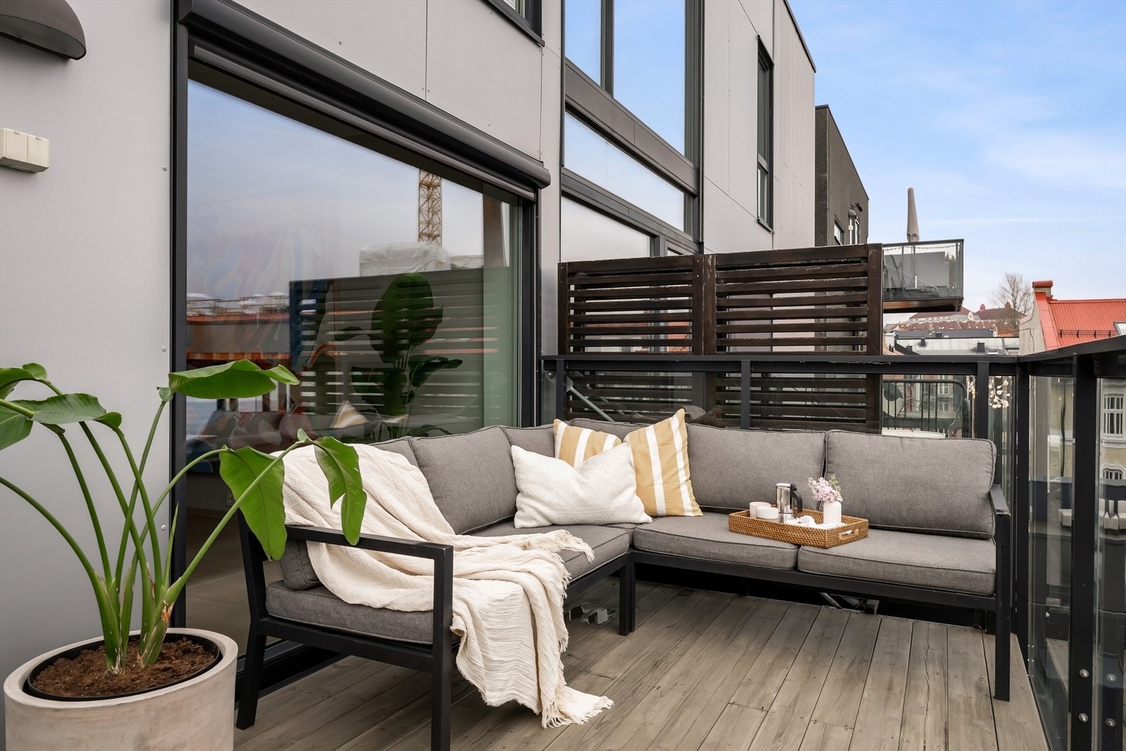 En fantastisk toppleilighet over to plan med stor balkong, byutsikt, heis og garasje med elbillader. Galleribilde