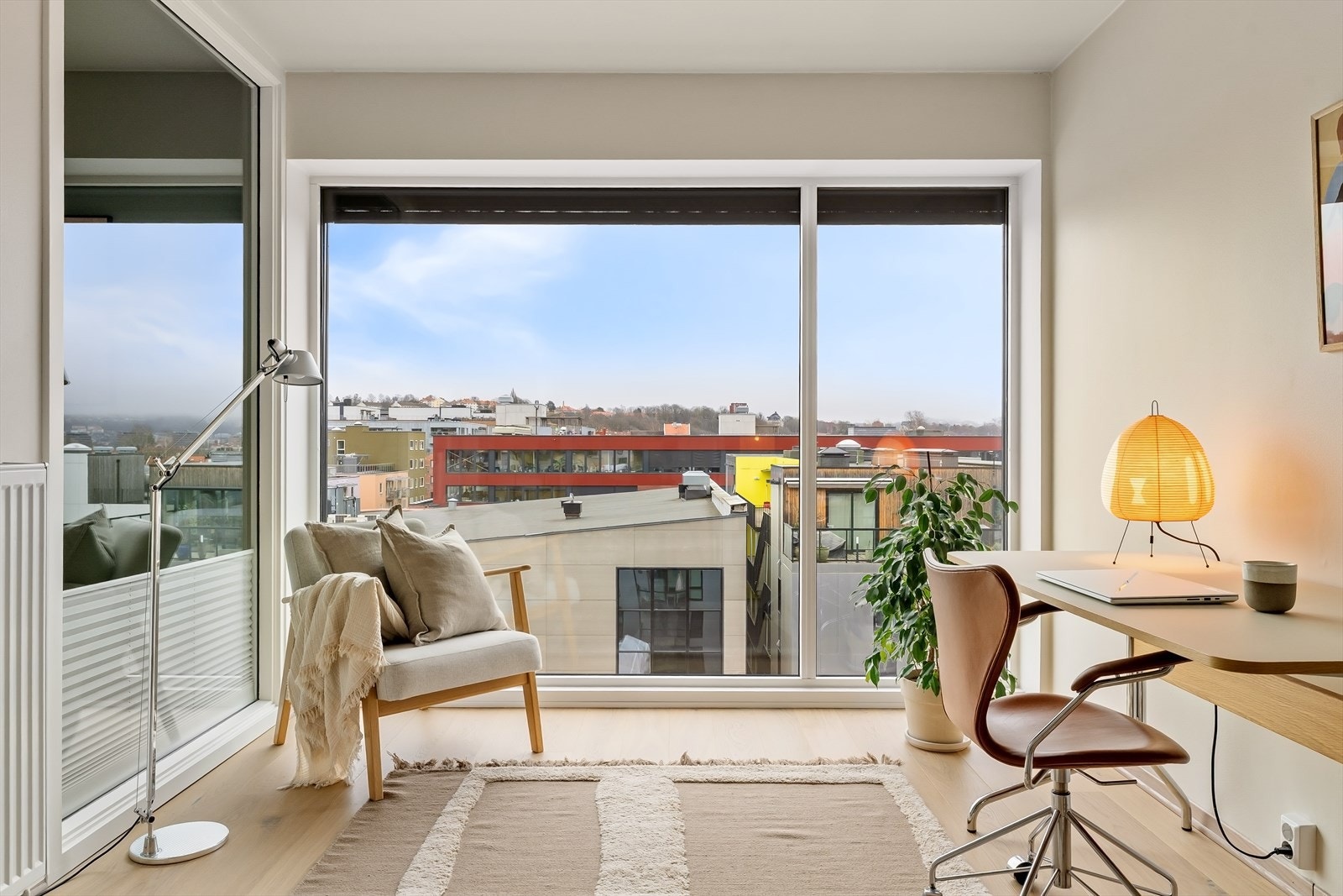 Leiligheten disponerer en ekstra stue som gir gode og fleksible bruksmuligheter. Rommet fremstår lyst og innbydende med vindusflater som slipper inn rikelig med naturlig lys og byr på fin byutsikt. Galleribilde