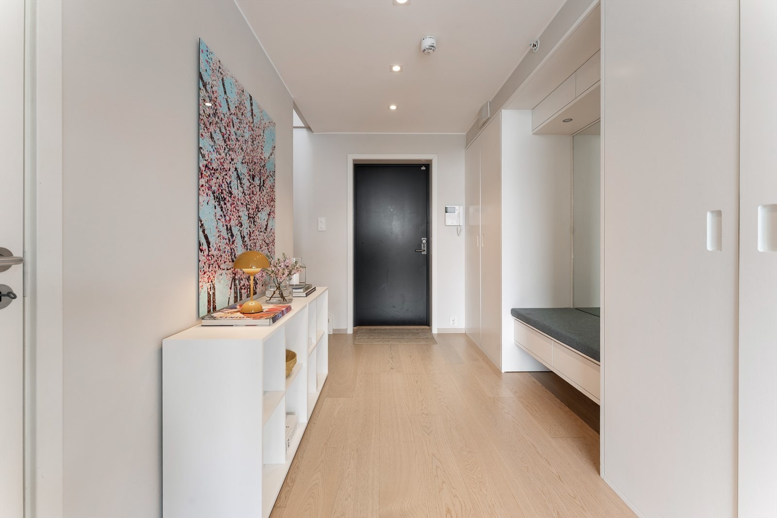 Velkommen inn! Her blir du møtt av en lys og luftig entrè som gir et godt førsteinntrykk av boligen. Galleribilde