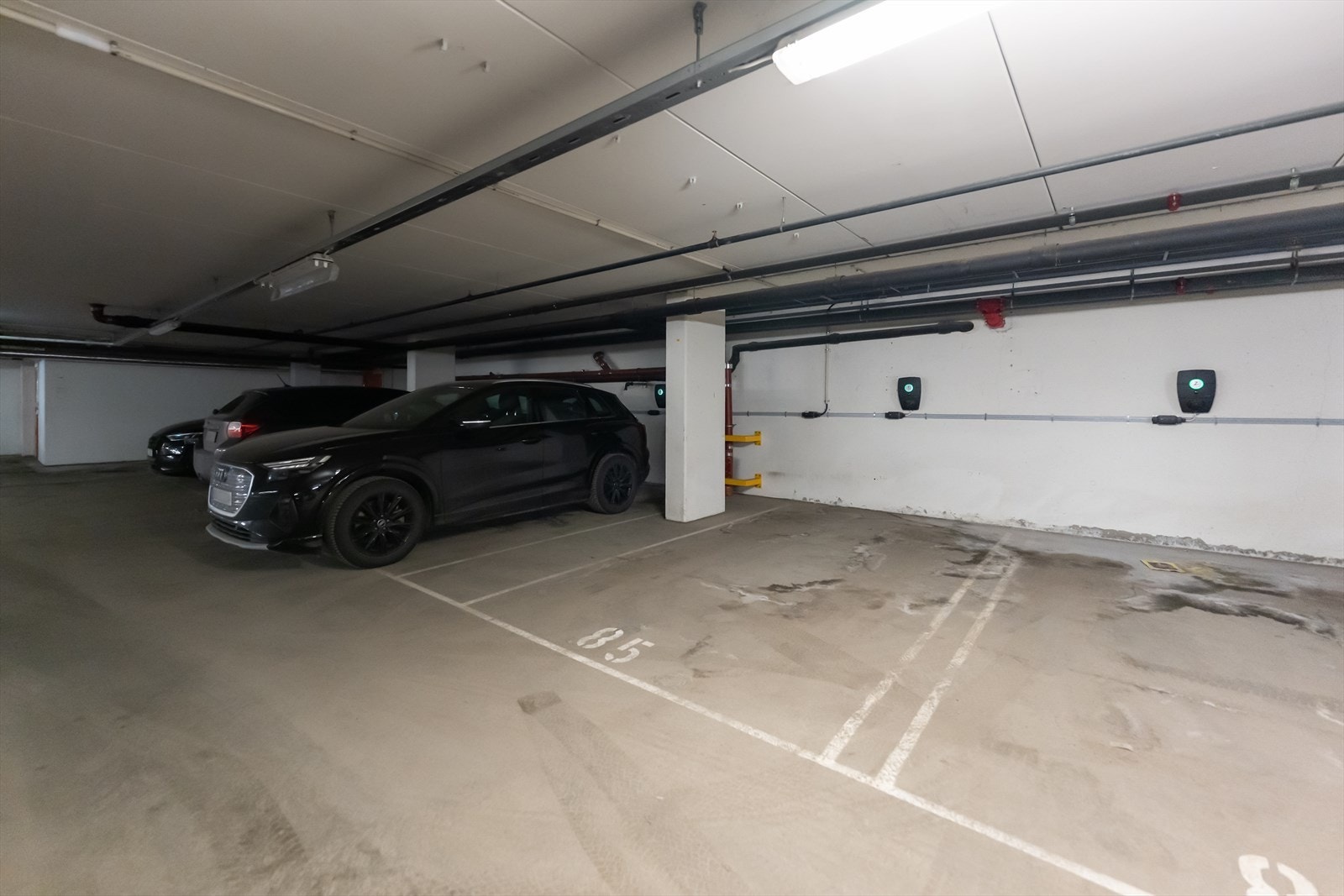 Leiligheten disponerer garasjeplass med elbillader i felles, lukket anlegg, med heis direkte til leilighetsplan. Galleribilde