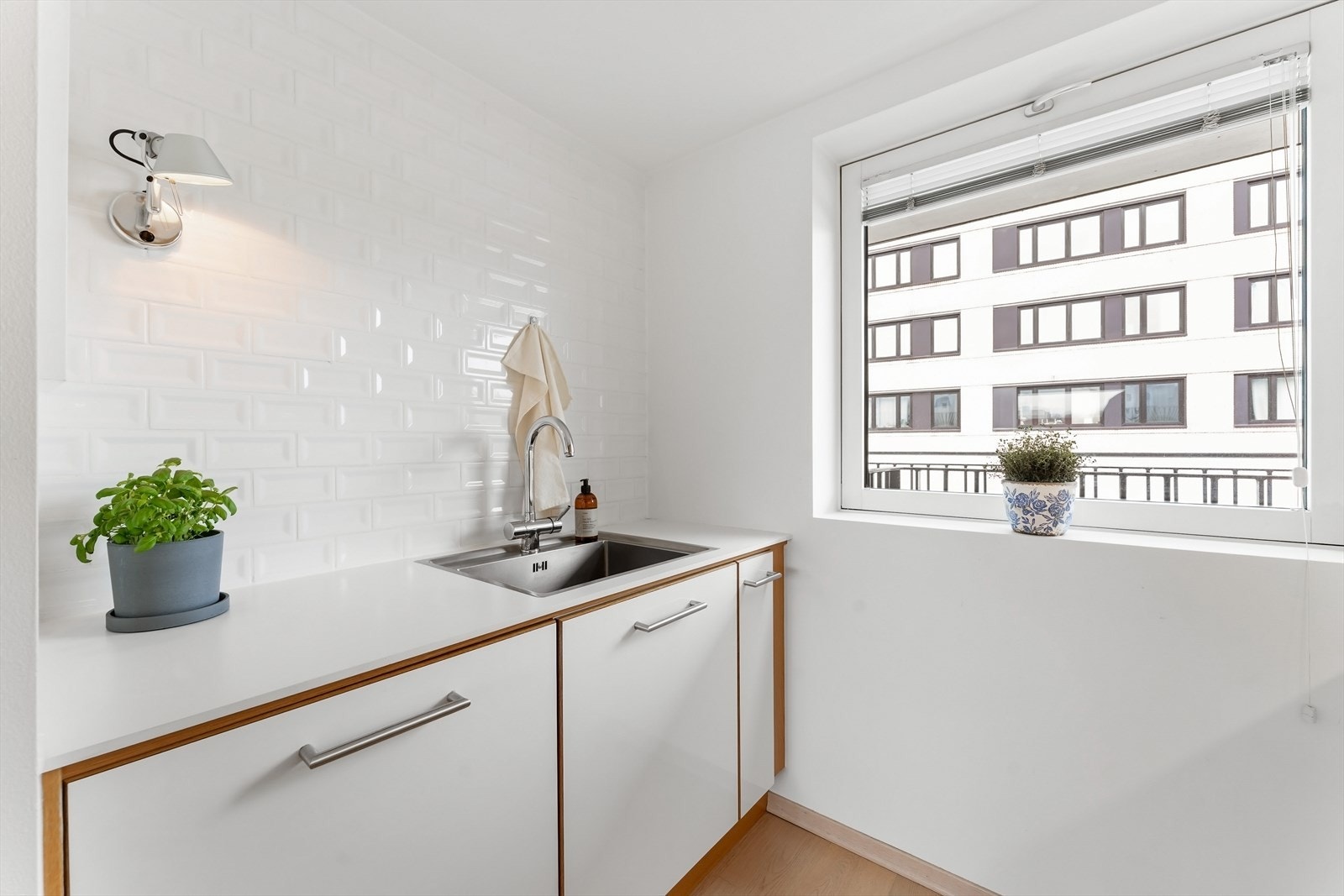 Innredningen er fra 2014 og byr på gode arbeidsflater med slitesterk laminat benkeplate, nedfelt kum i rustfritt stål og flislagt backsplash som er lett å vedlikeholde. Galleribilde