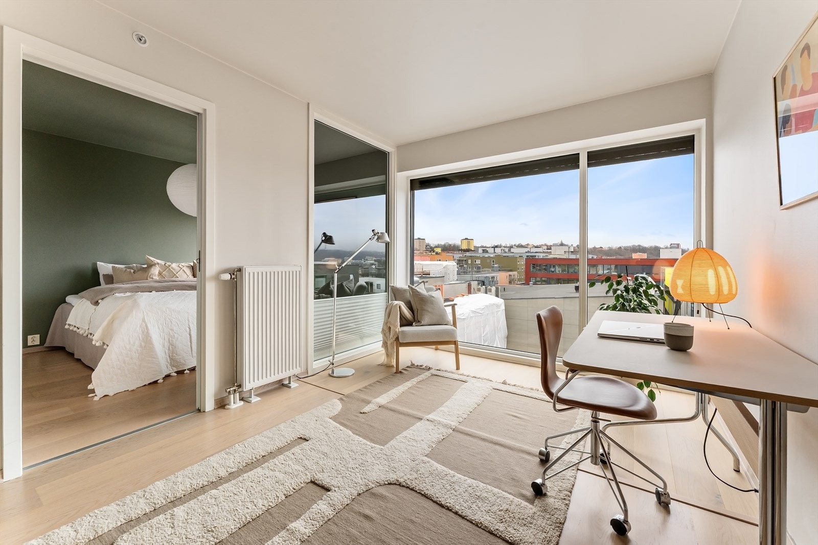 Stue II med naturlig lys, praktisk planløsning og flott utsikt, perfekt som hjemmekontor eller tv-stue. Galleribilde