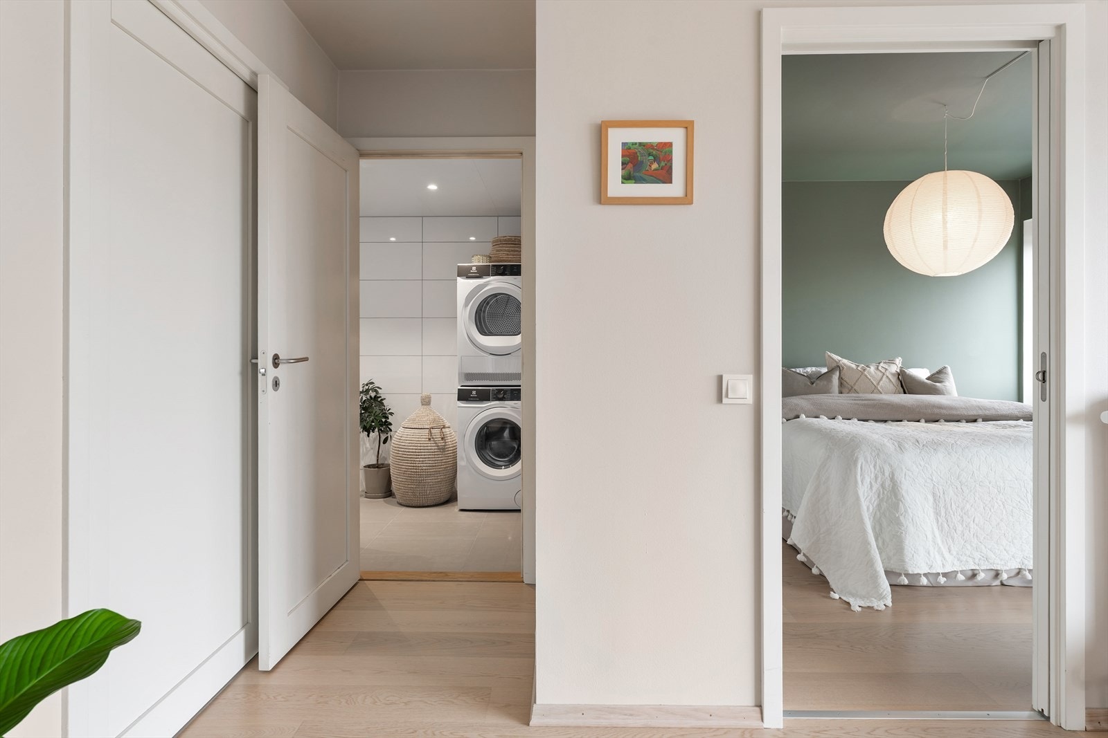 Badet har en praktisk beliggenhet i nær tilknytning til begge soverommene. Galleribilde