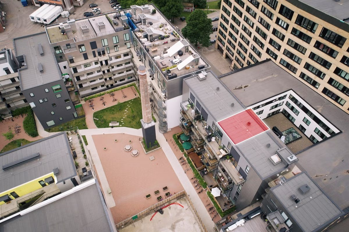 Leiligheten ligger høyt og fritt i gårdens 6. og 7.etasje med heisadkomst fra bakkeplan. Se rød markering.
Bildet er hentet fra tidligere annonse. Galleribilde