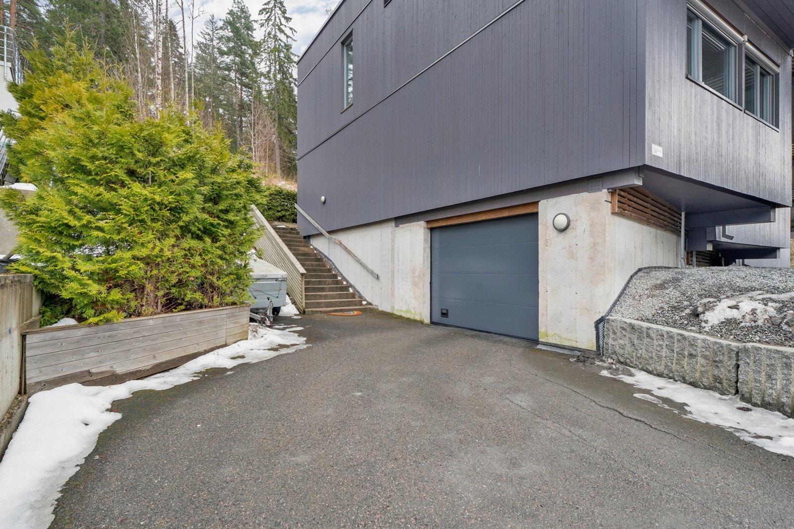 Oppkjørselen til huset har varmekabler som sørger for en isfri innkjøring om vinteren. Galleribilde