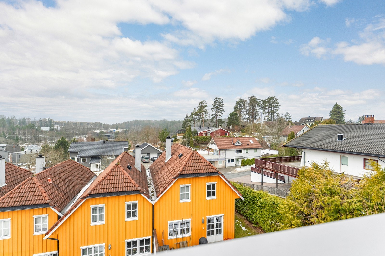 Svært gode solforhold på balkongen. Her kan du nyte ettermiddag- og kveldsol. Galleribilde