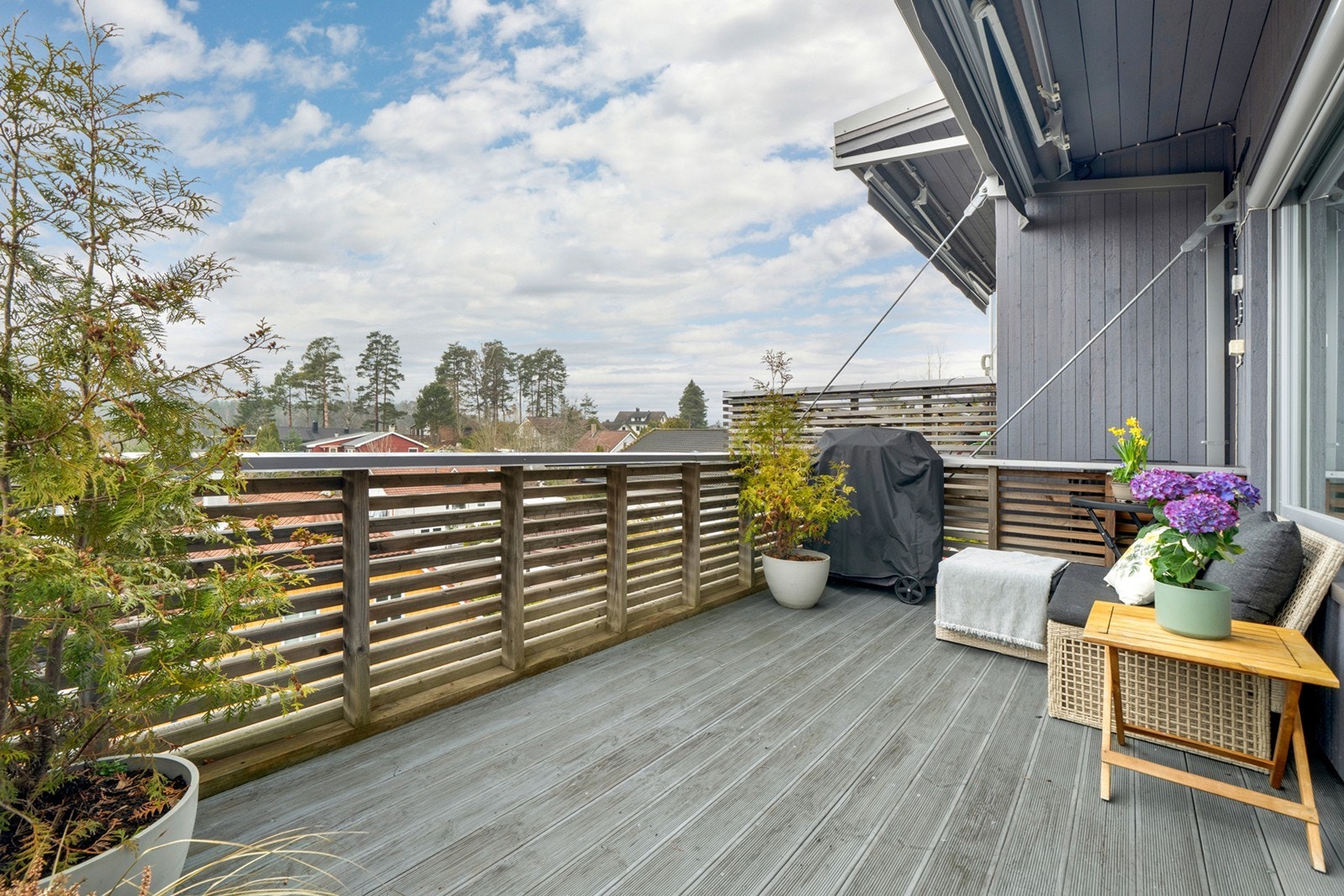 Her bor du i naturskjønne omgivelser med skogsstier og lysløyper rett utenfor døren, samtidig som sentrum kun er en kort T-banetur unna. Galleribilde