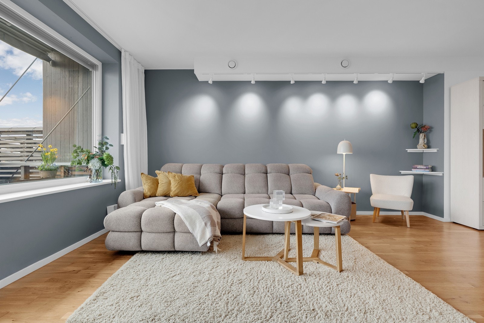 Her er det gode muligheter for møblering, med plass til en stor sofagruppe, TV med tilhørende møblement og annet ønsket inventar. Galleribilde