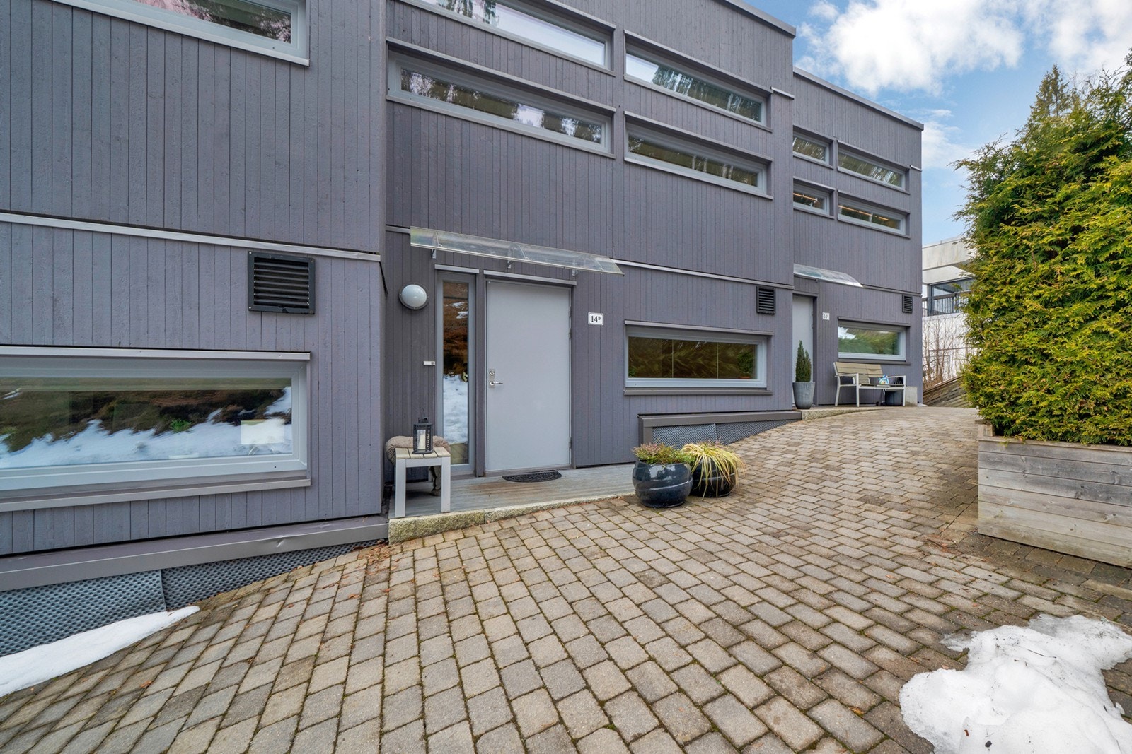 Hyggelig inngangsparti med en praktisk trapp på ca. 4 m², utstyrt med utelys på veggen og glasstak over ytterdøren. Galleribilde