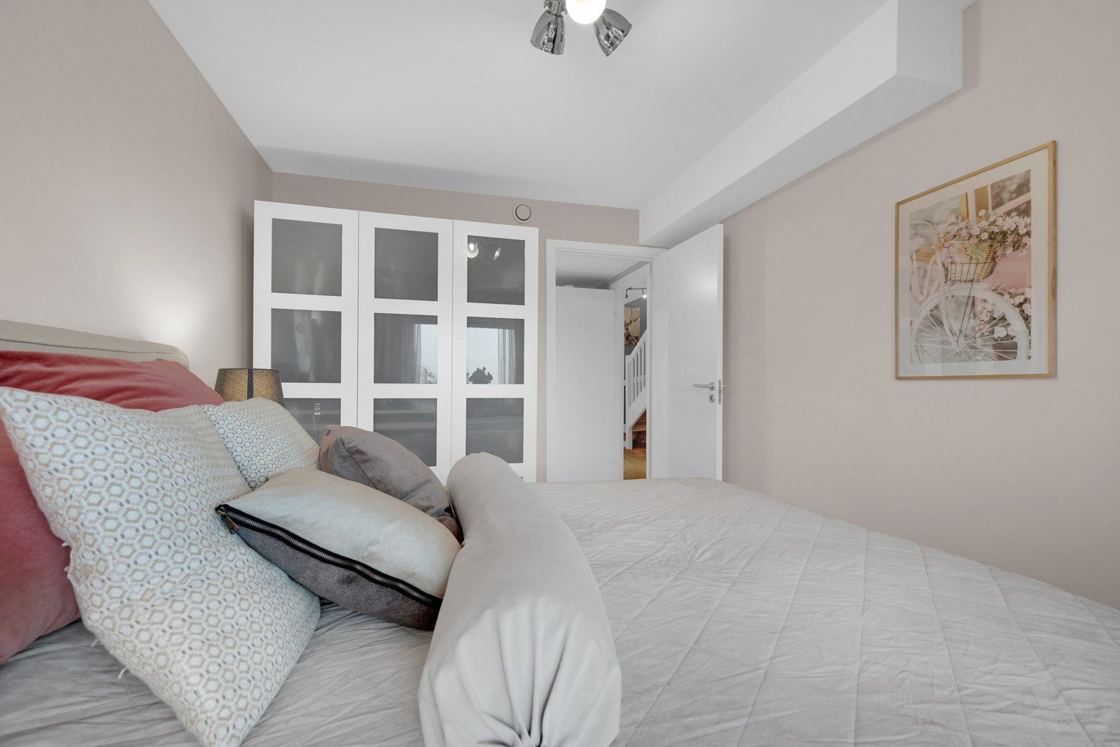 Et stort garderobeskap gir rikelig med oppbevaringsplass, og rommets store vindusflater slipper inn mye naturlig lys og gjør det enkelt å lufte ut. Rommet er utstyrt med elektriske solskjermingsscreens. Galleribilde