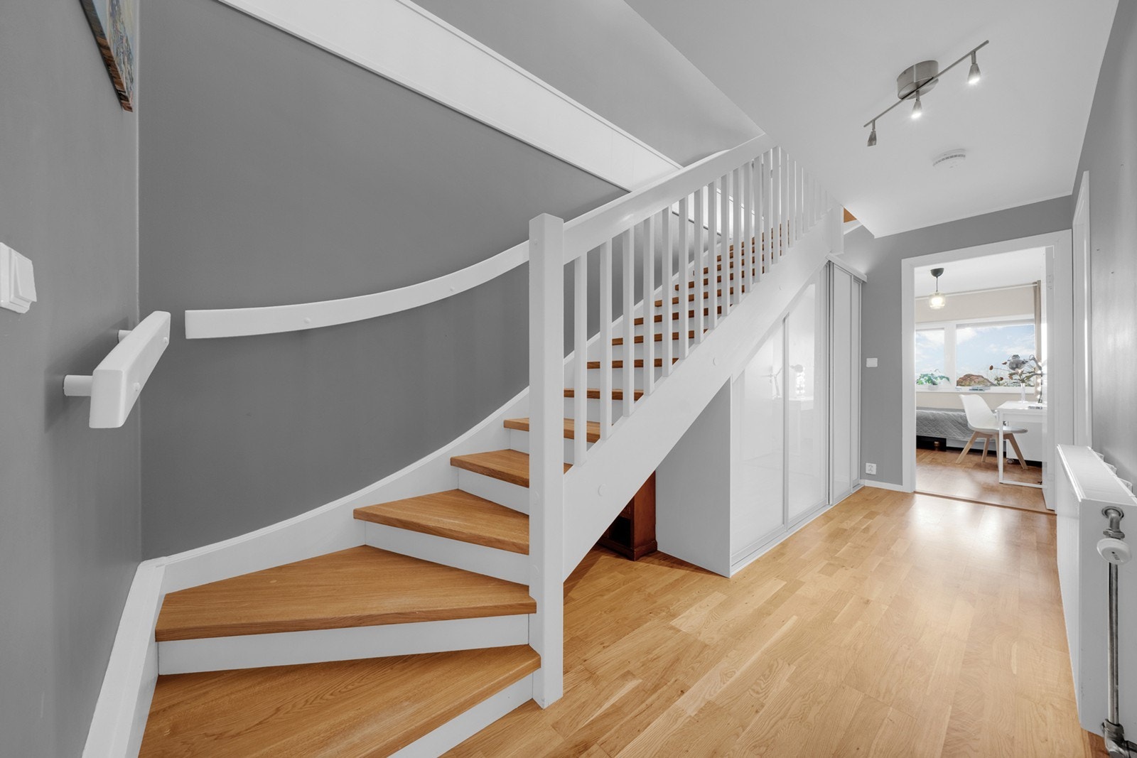 Familievennlig planløsning over to plan. Galleribilde