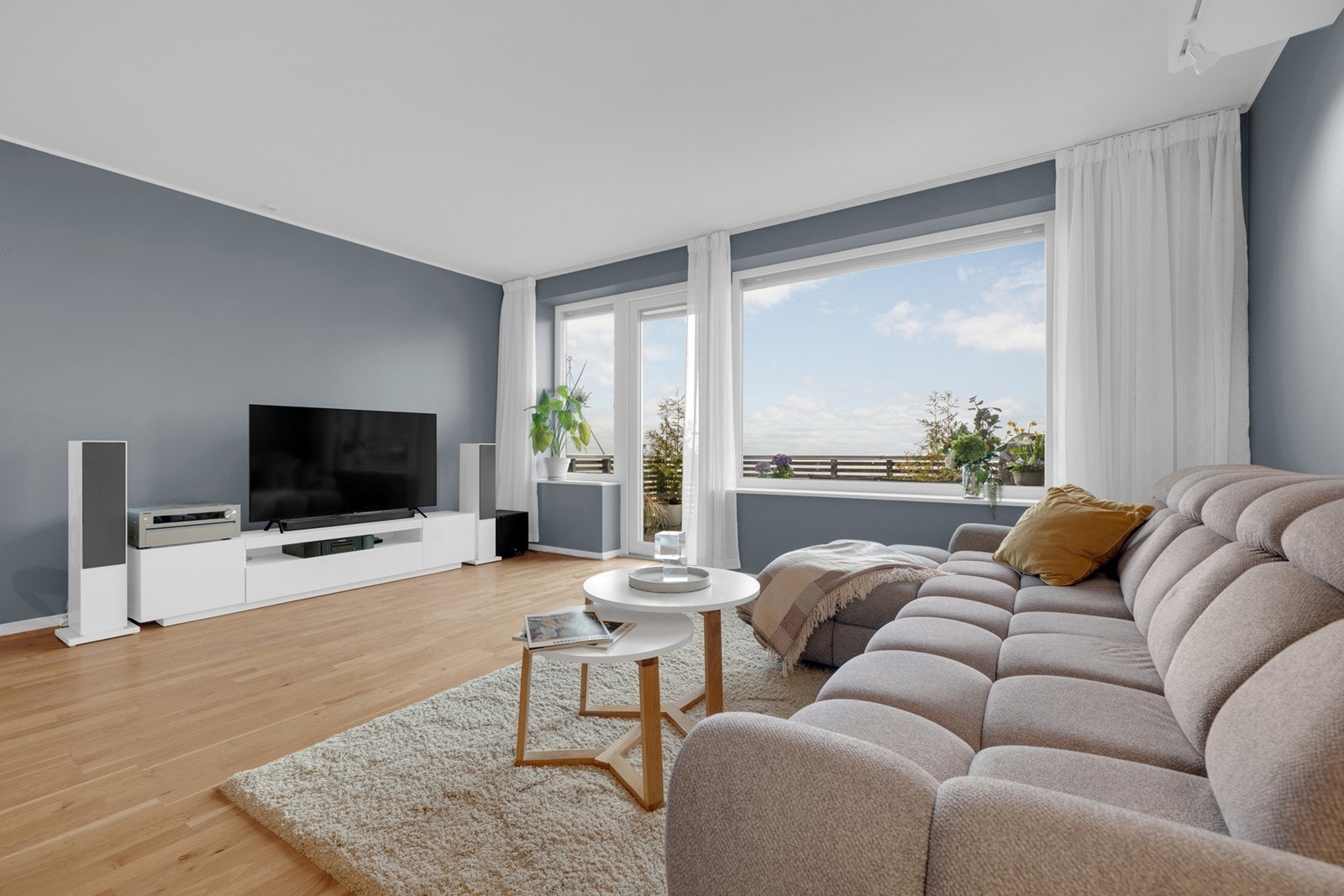 Fra stuen har du også direkte utgang til en herlig balkong, som fungerer som en fin forlengelse av rommet. Galleribilde