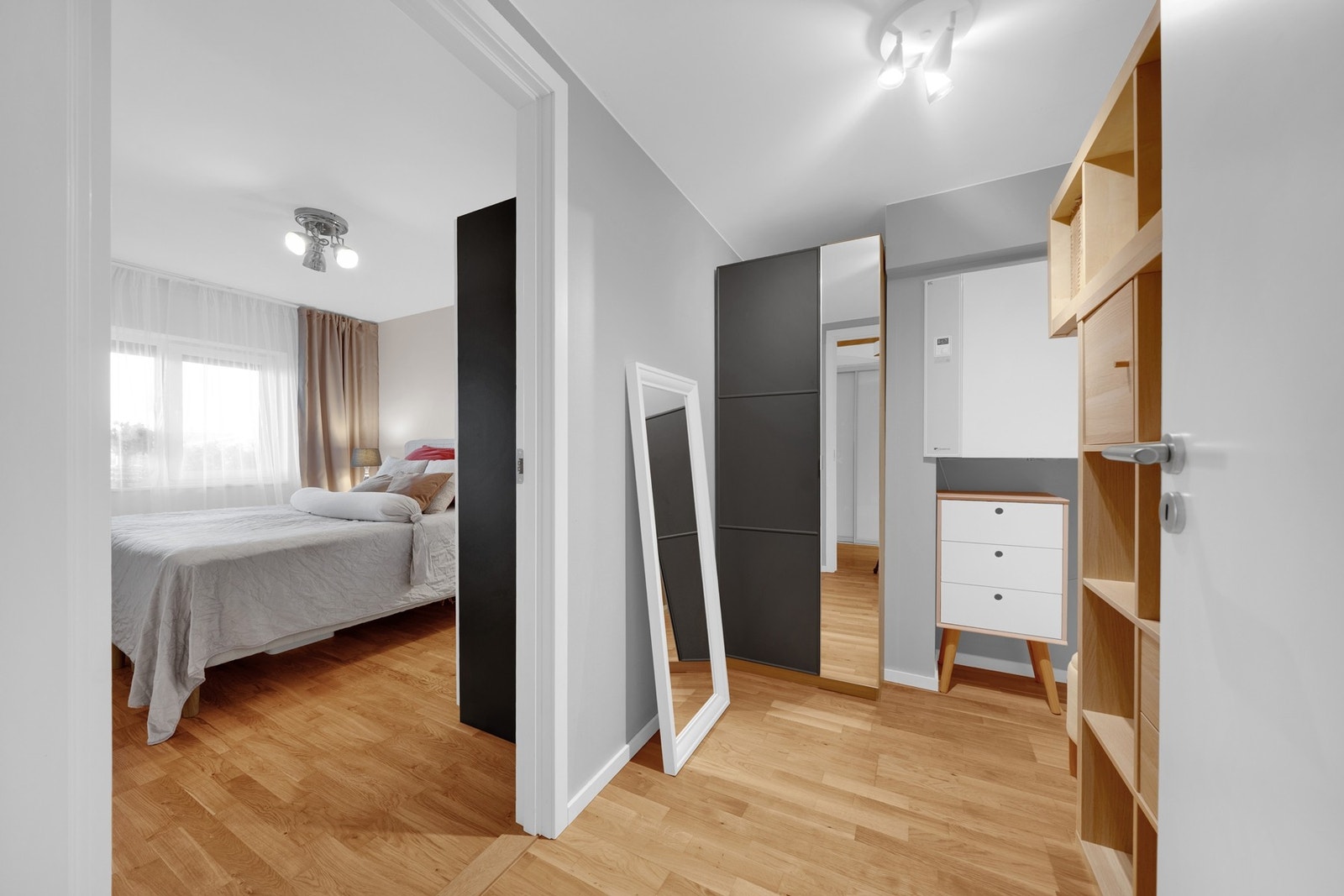 Tilknyttet soverommet finnes en praktisk bod/teknisk rom. Galleribilde