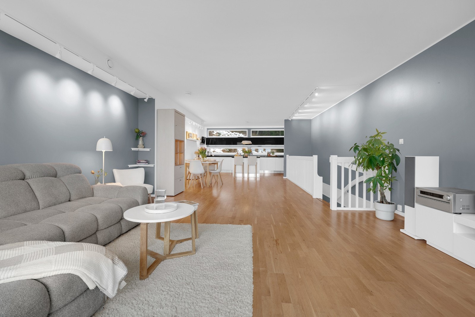 Gjennomgående og luftig stue. Det er montert screens og markise for solskjerming ved stuevinduene. Galleribilde