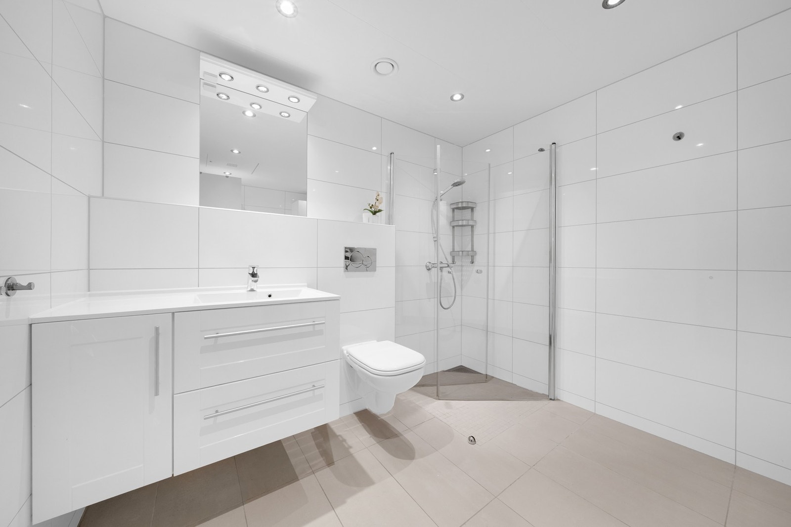 Gulvet har vannbåren varme som gir en behagelig temperatur året rundt. Veggene er flislagte og kombinert med malte plater, mens himlingen har innfelte downlights som gir godt og jevnt lys. Galleribilde