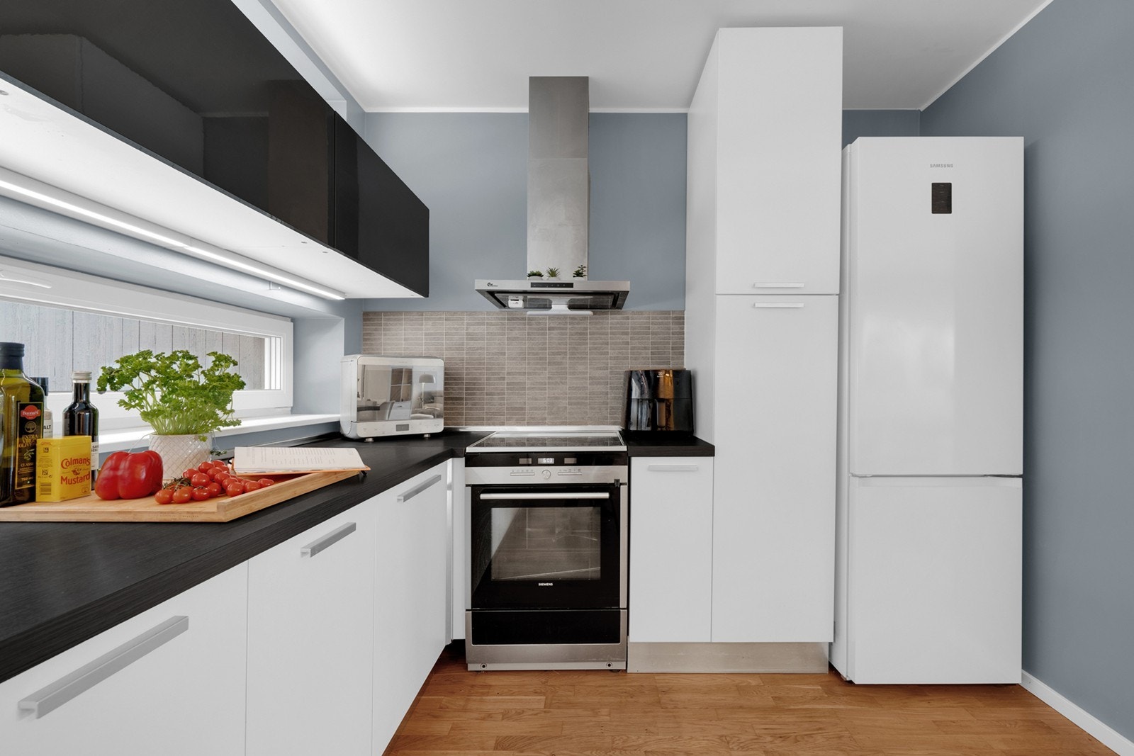 Veggflatene over benkeplaten er malt med slette overflater. Galleribilde