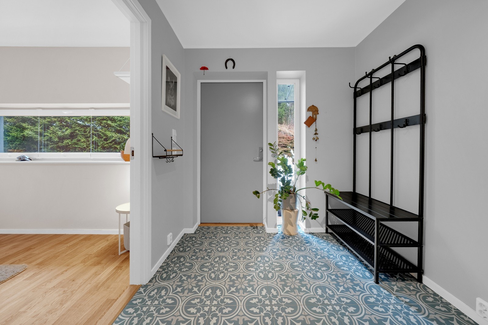 Entréen gir et svært godt førsteinntrykk av boligen, med lekre fliser og varmekabler på gulvet, kombinert med slette, malte veggflater som skaper et stilrent uttrykk. Galleribilde