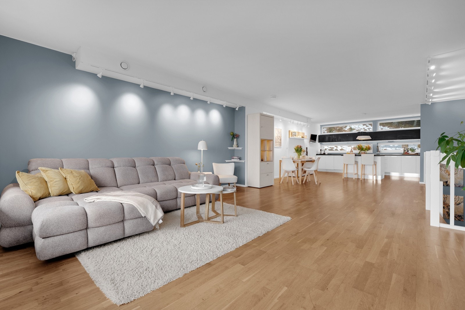 Et moderne og innholdsrikt rekkehus over to plan med familievennlig planløsning og Østmarka som nærmeste nabo. Galleribilde