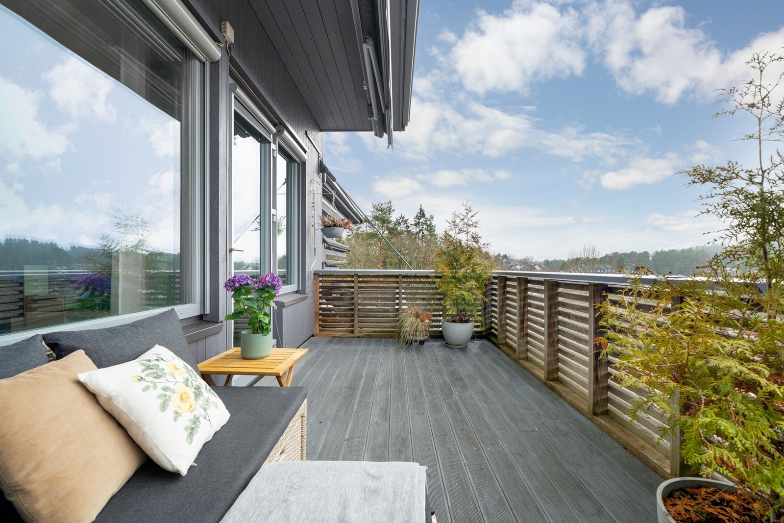 Herlig balkong på 10 m² med gode sol- og utsiktforhold. Galleribilde