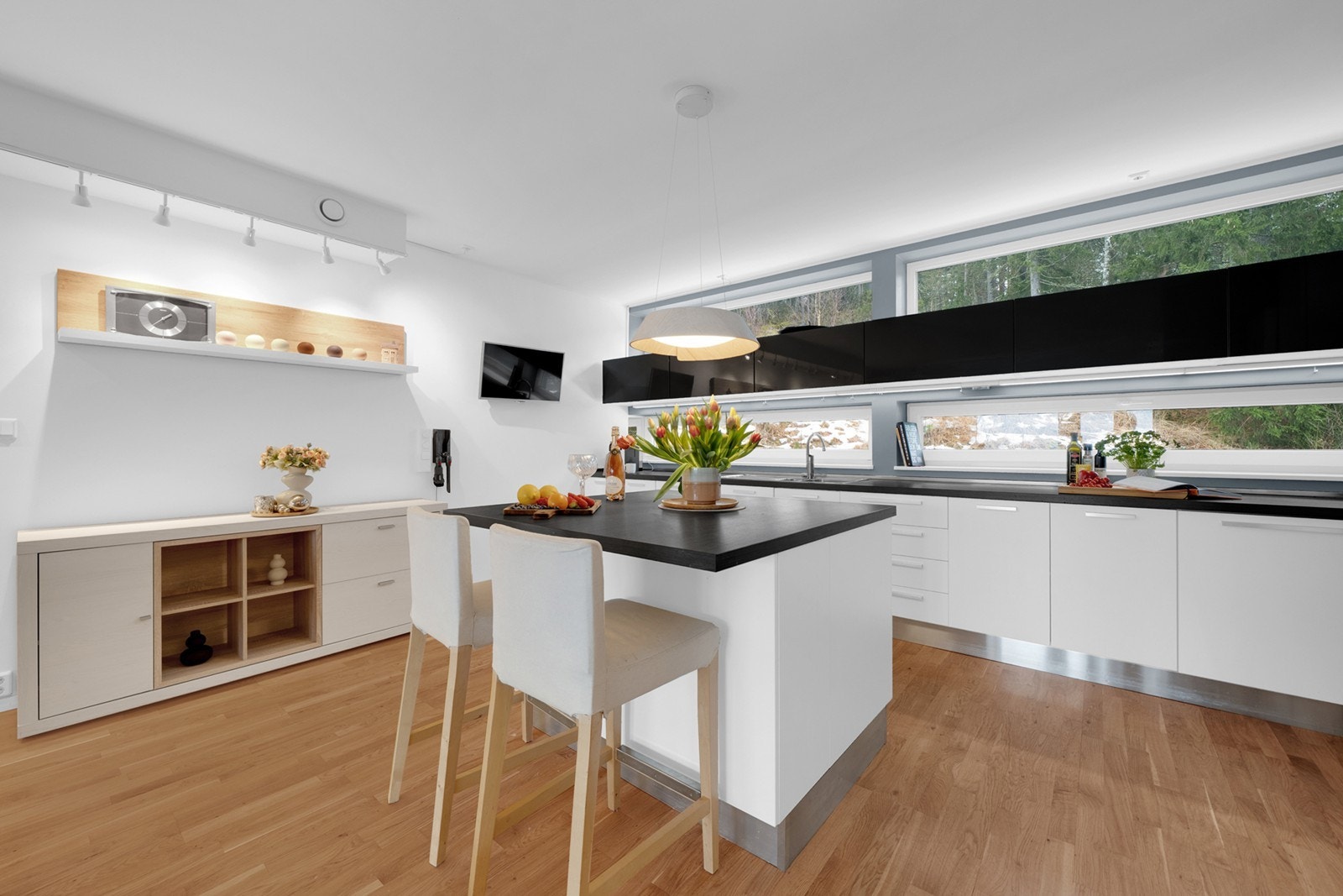 Praktisk kjøkkenøy med ekstra skap- og benkeplass, som også gir en hyggelig sone for morgenkaffe og frokost. Galleribilde