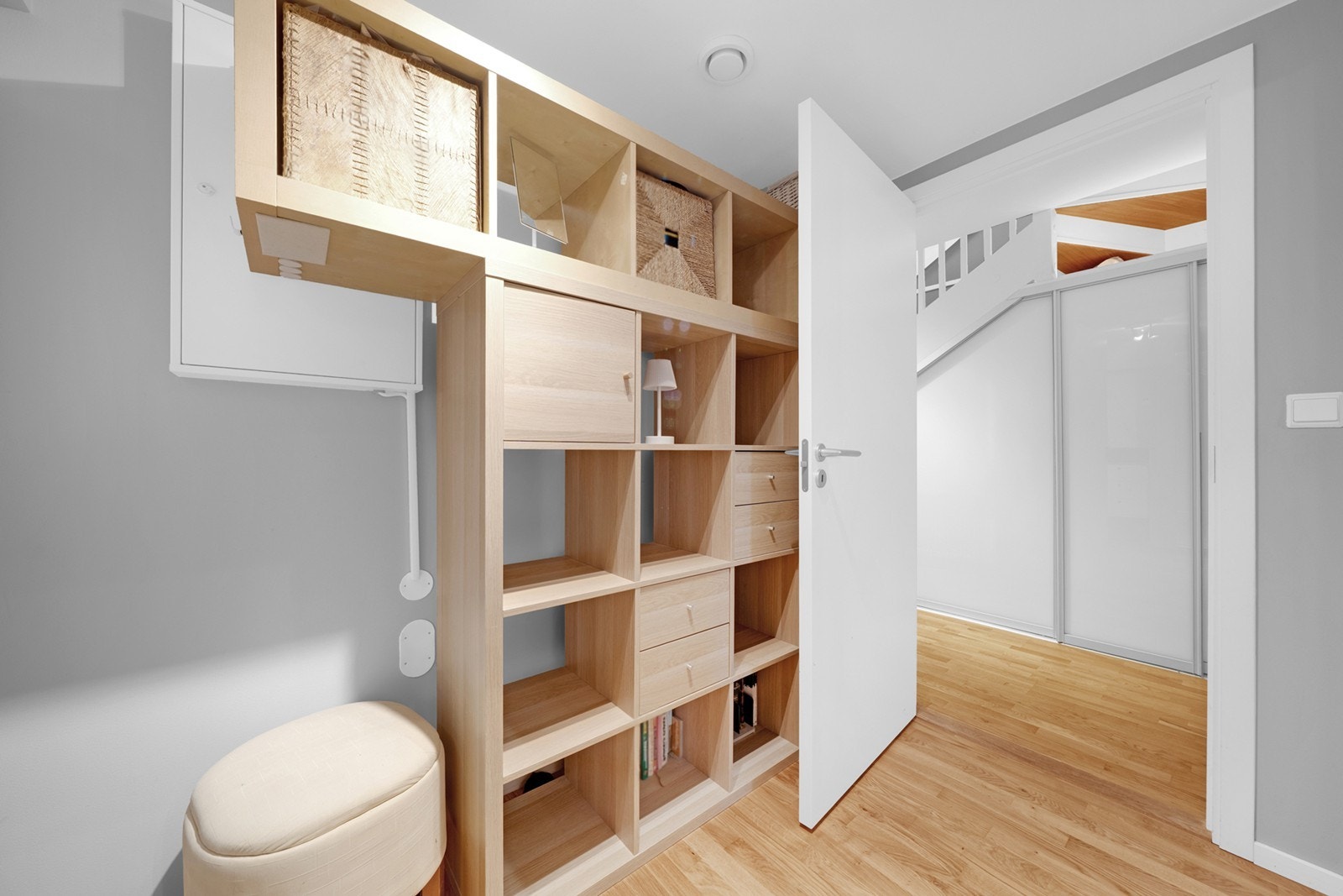 Rommet egner seg perfekt som ekstra garderobe eller til annen type lagring. Galleribilde